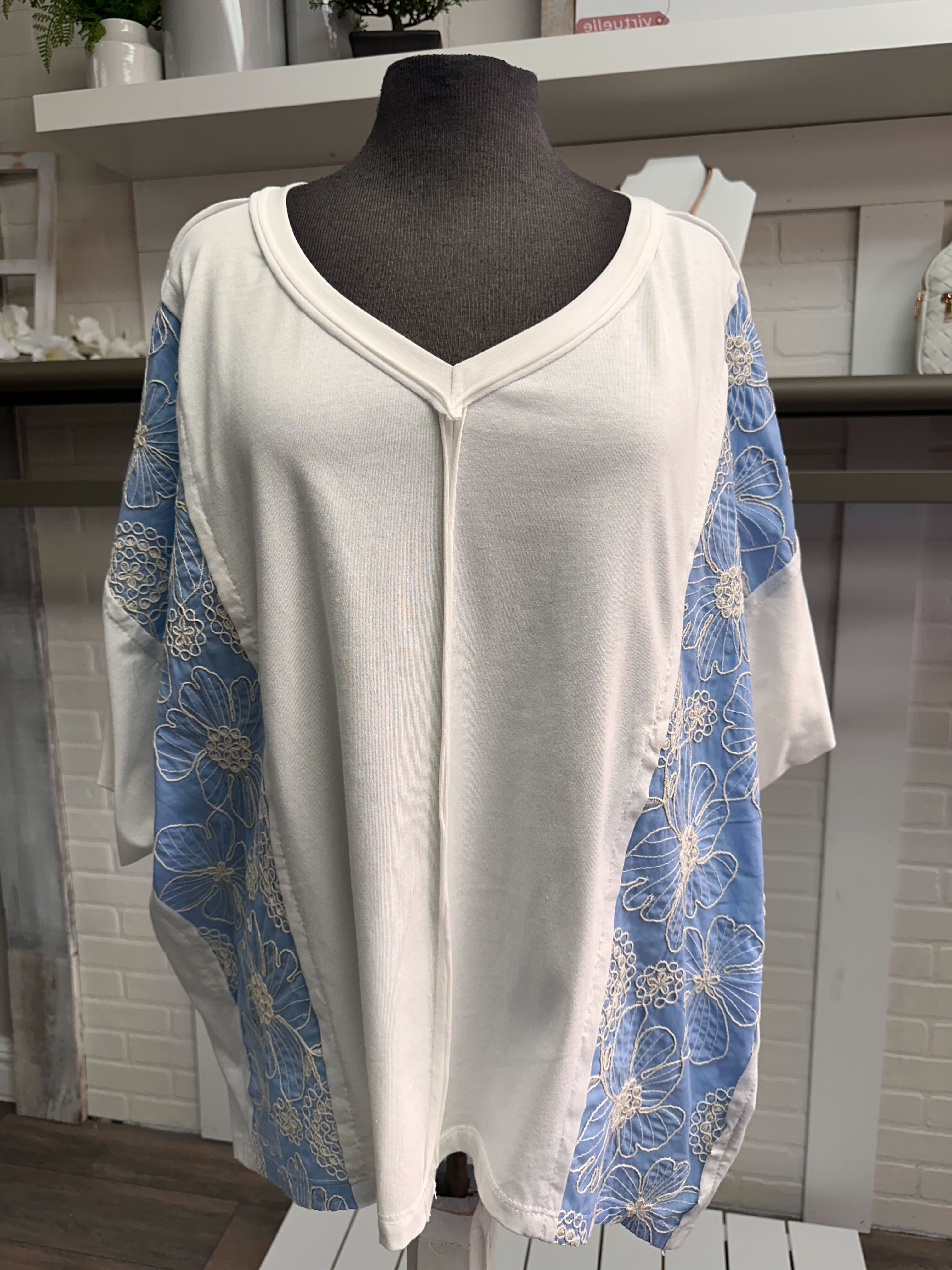Chandail avec broderie de fleurs