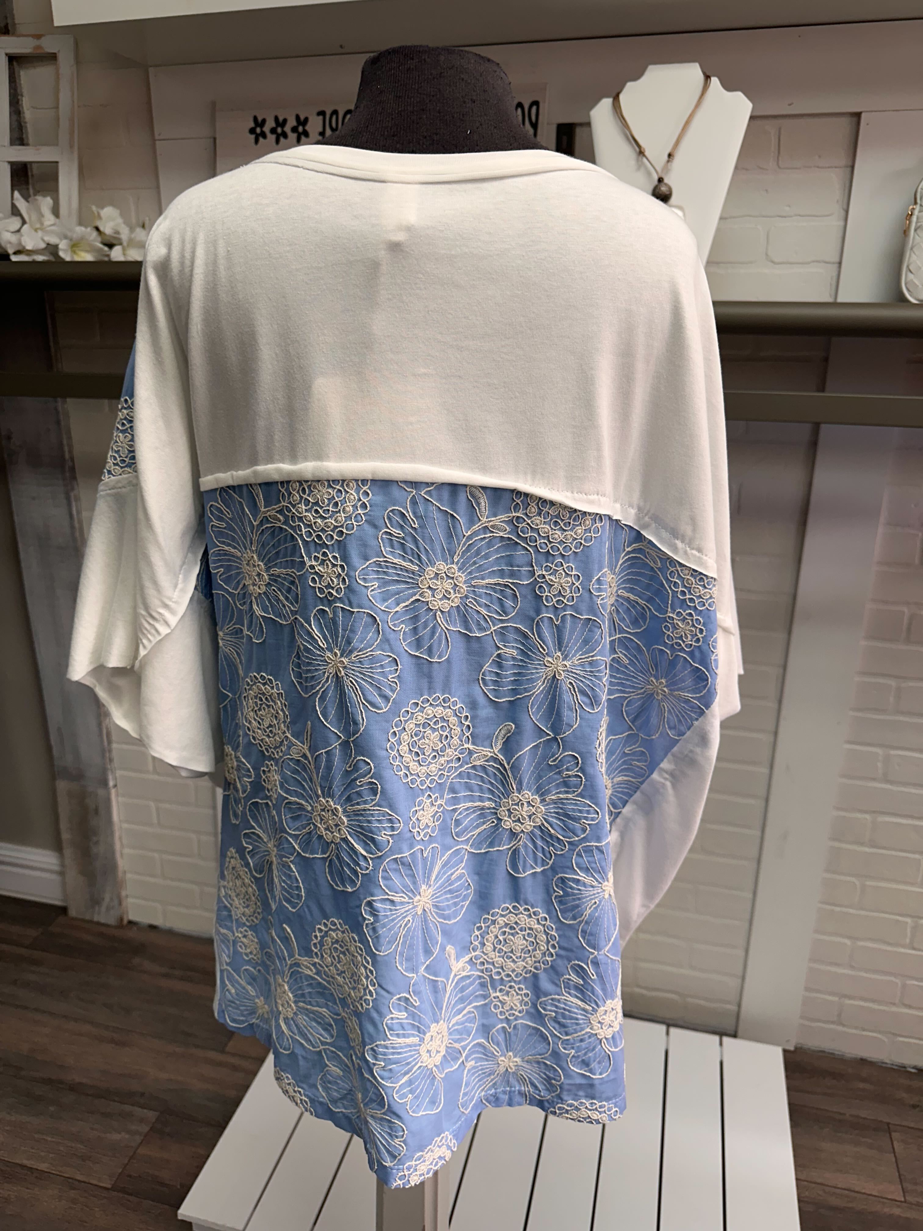 Chandail avec broderie de fleurs