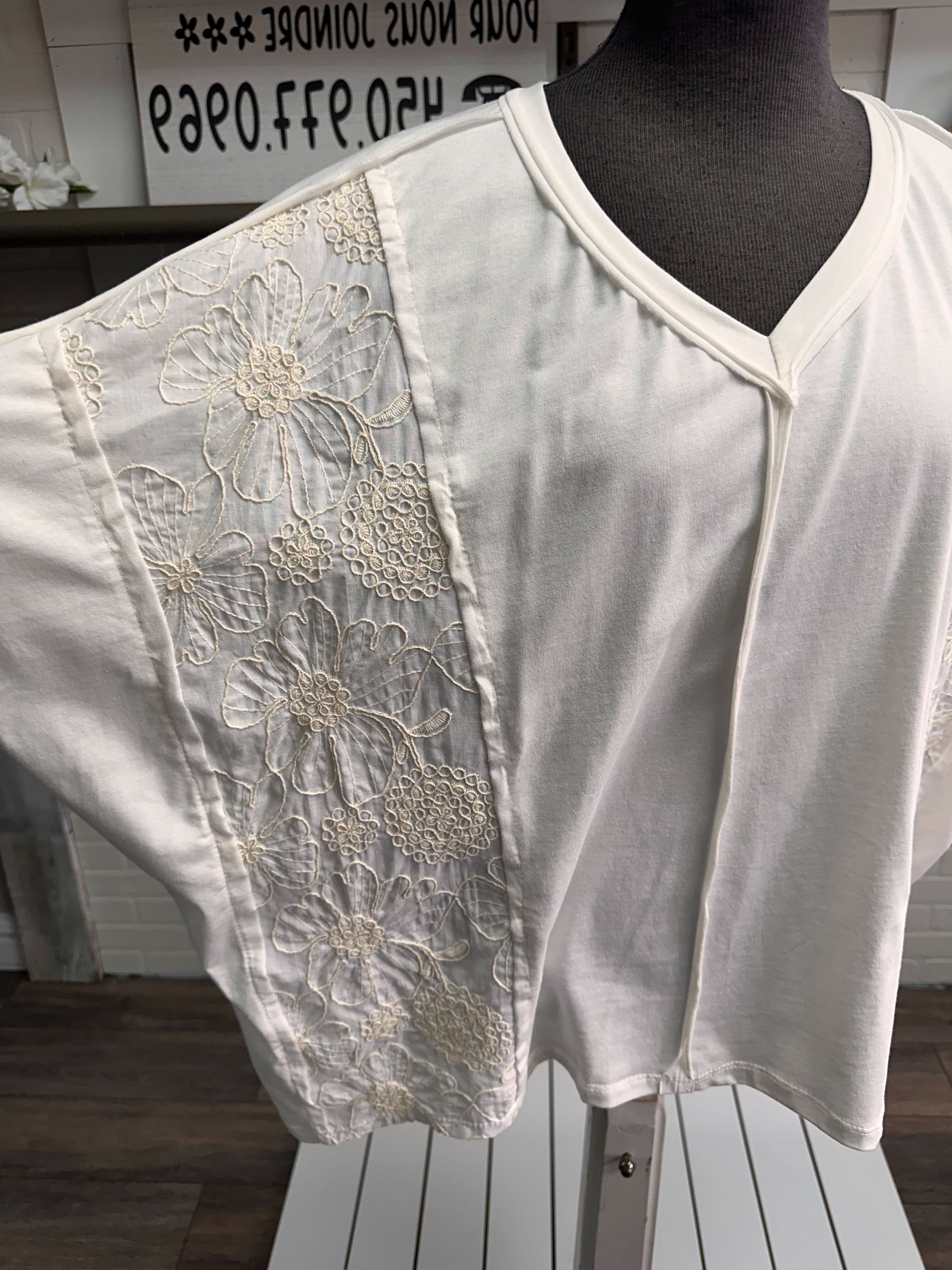 Chandail avec broderie de fleurs