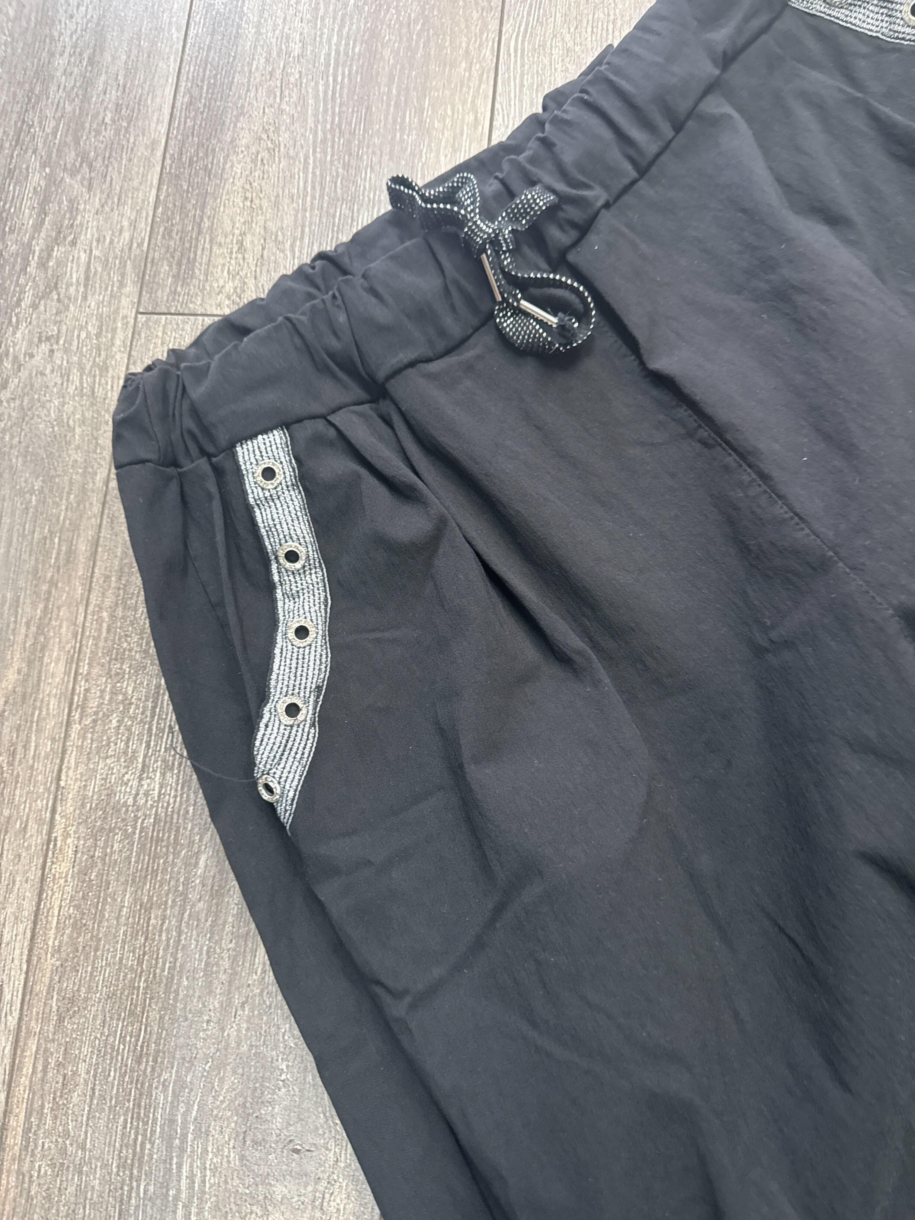 Pantalon magique avec boutons brillants