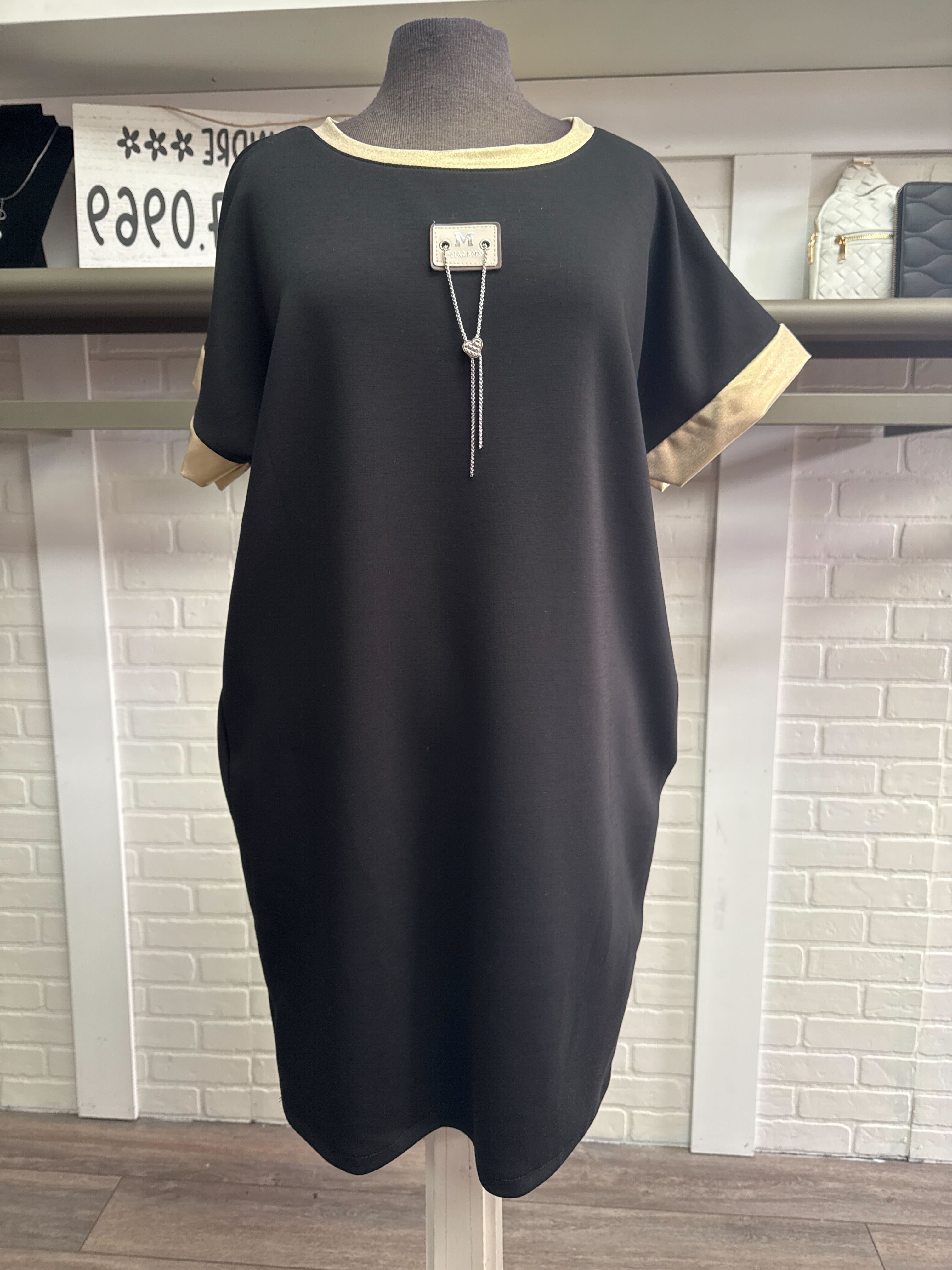 Robe avec encolure doré