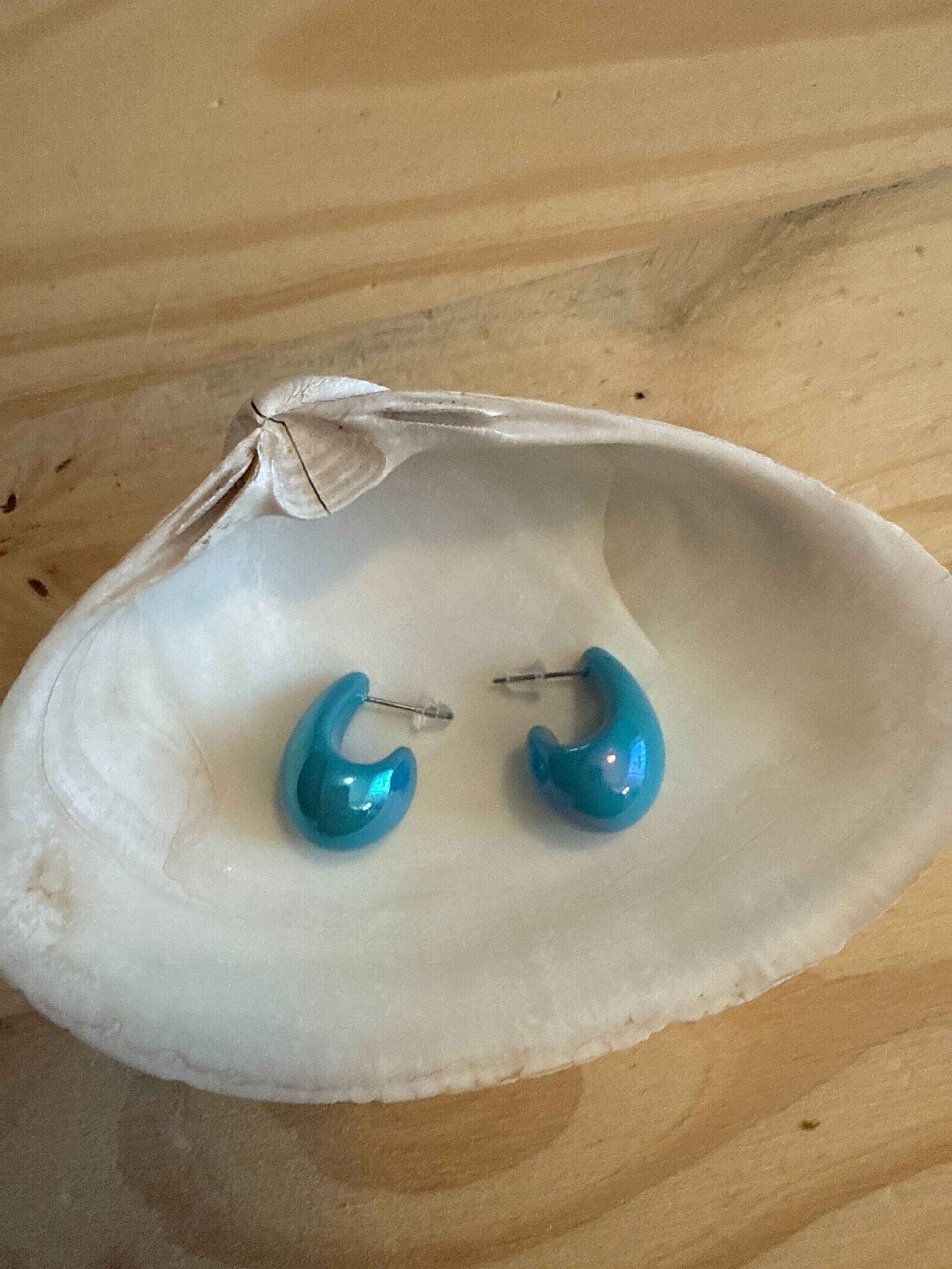 Boucle d'oreille iridescente