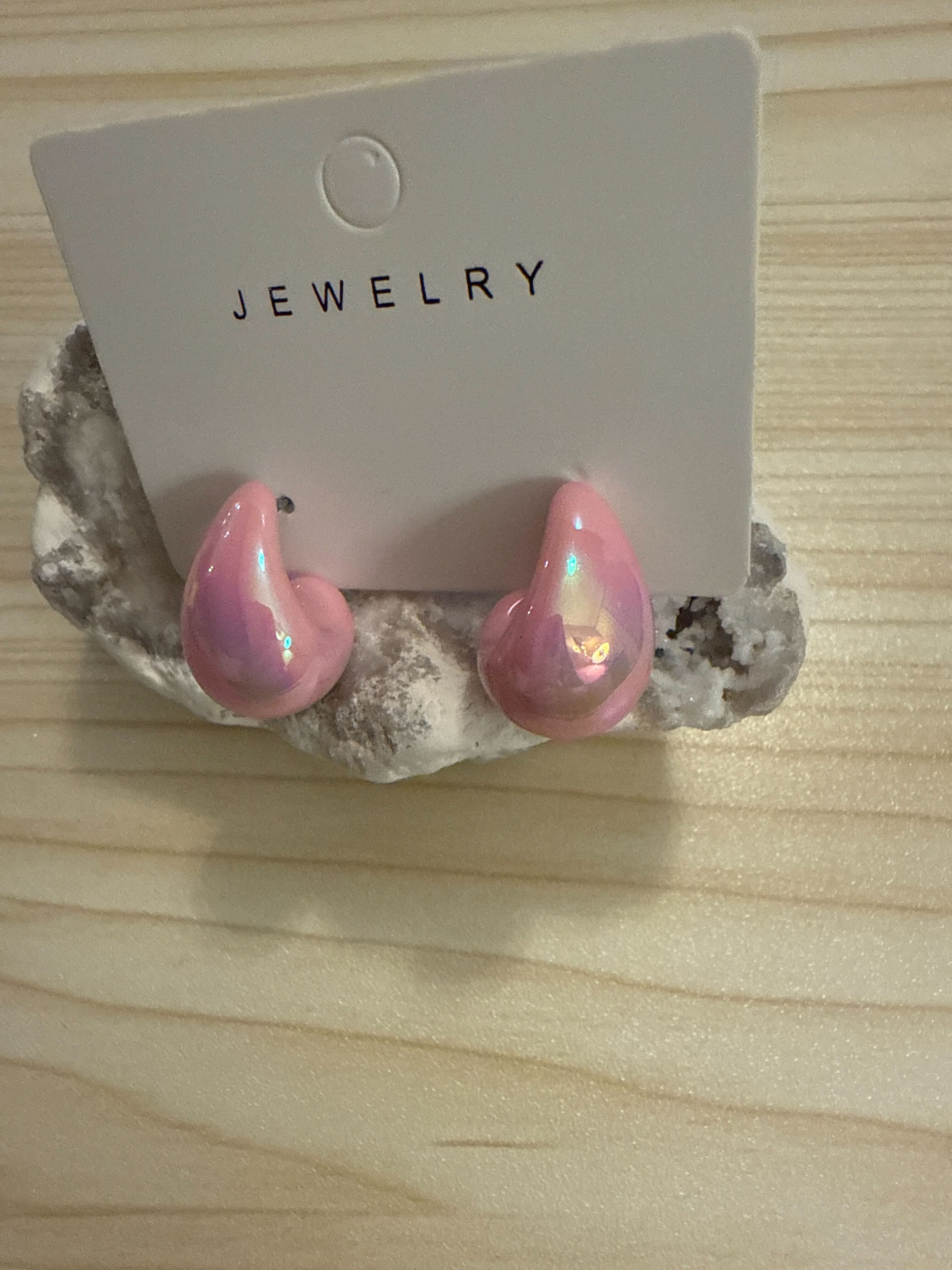 Boucle d'oreille iridescente
