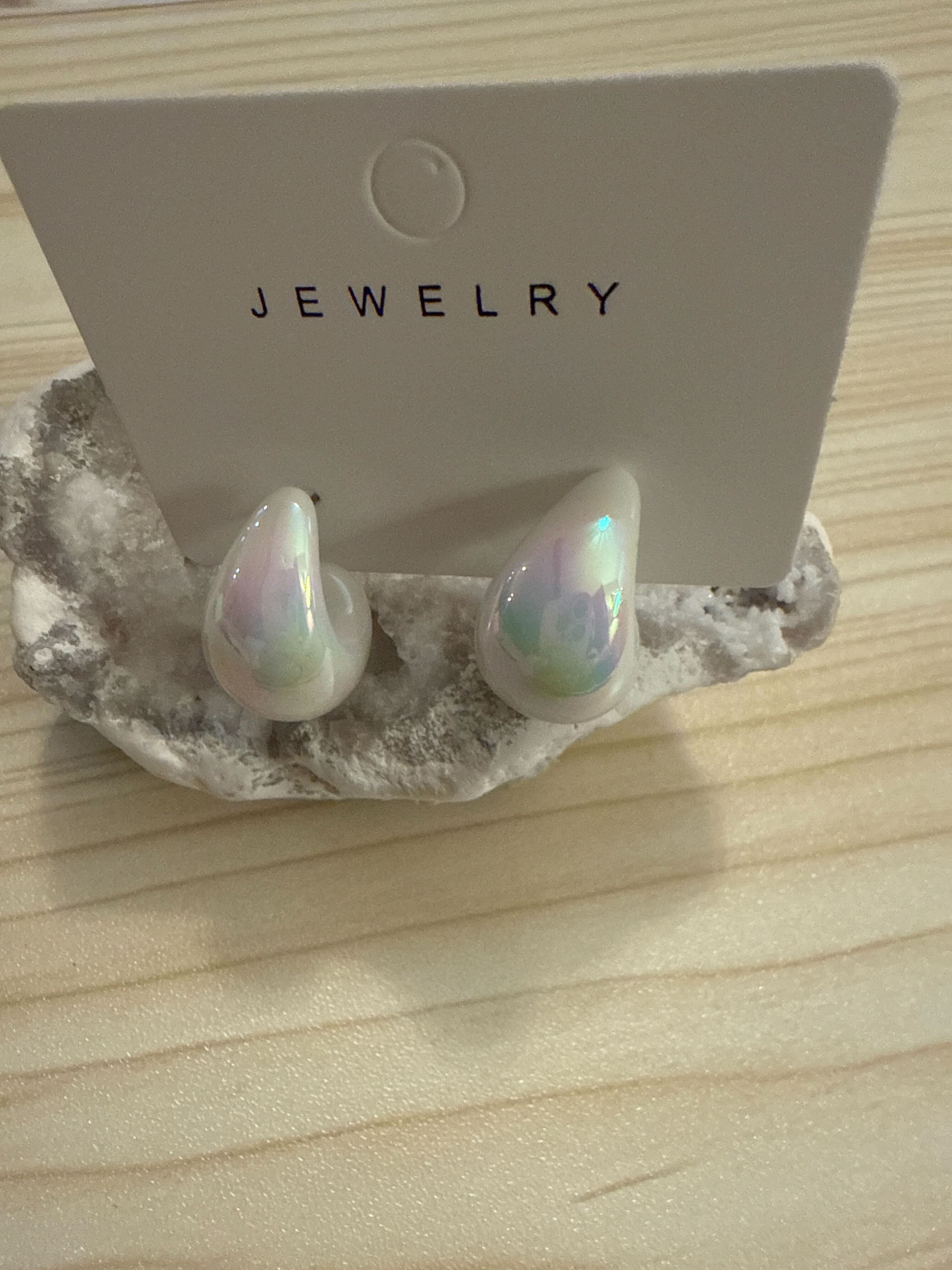 Boucle d'oreille iridescente