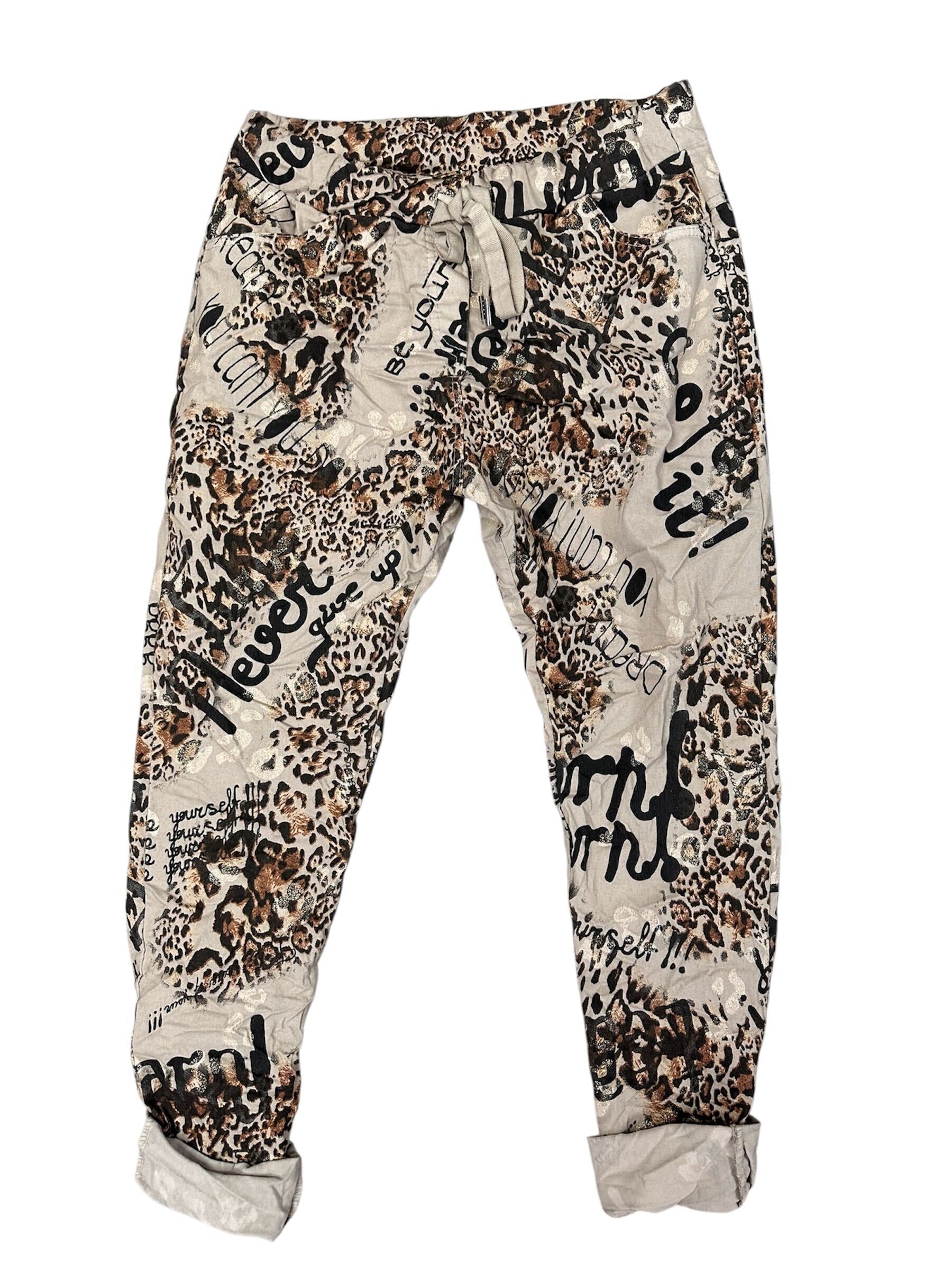 Pantalon motif léopard et écriture