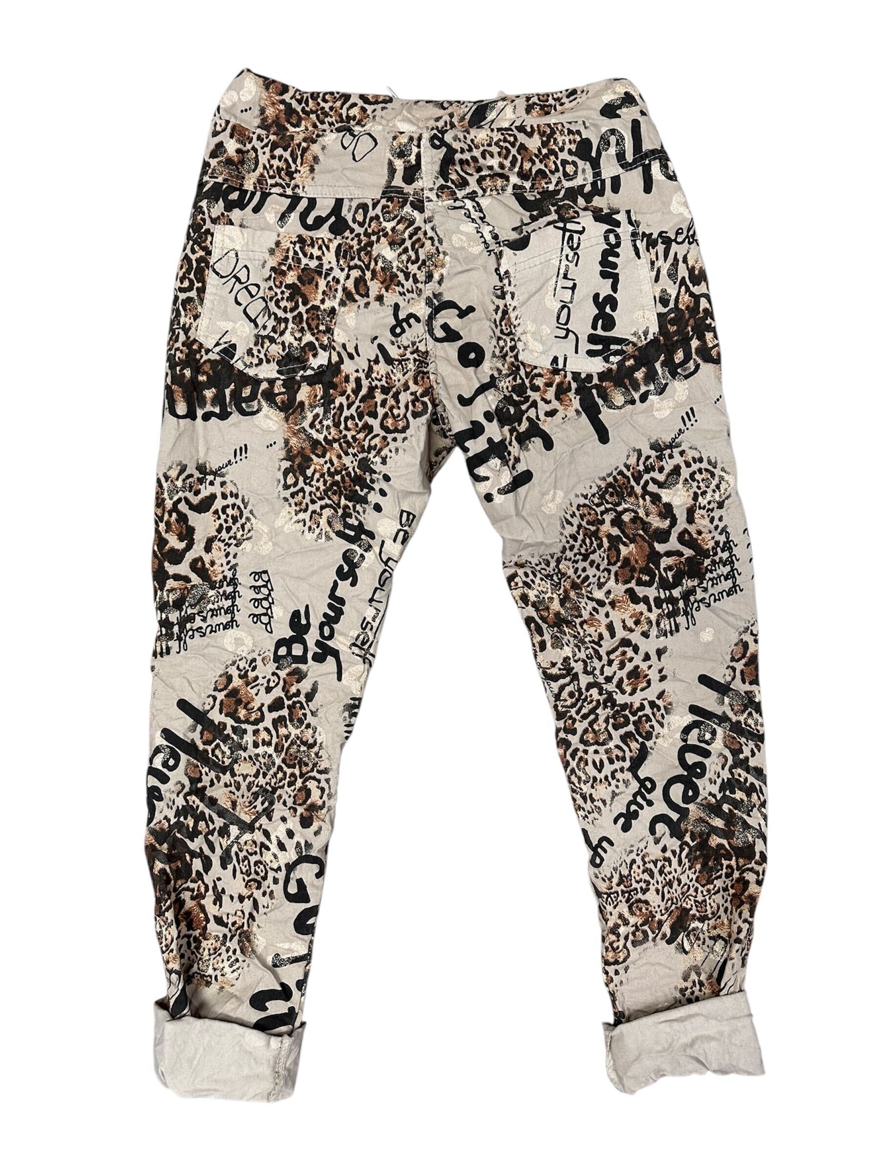 Pantalon motif léopard et écriture