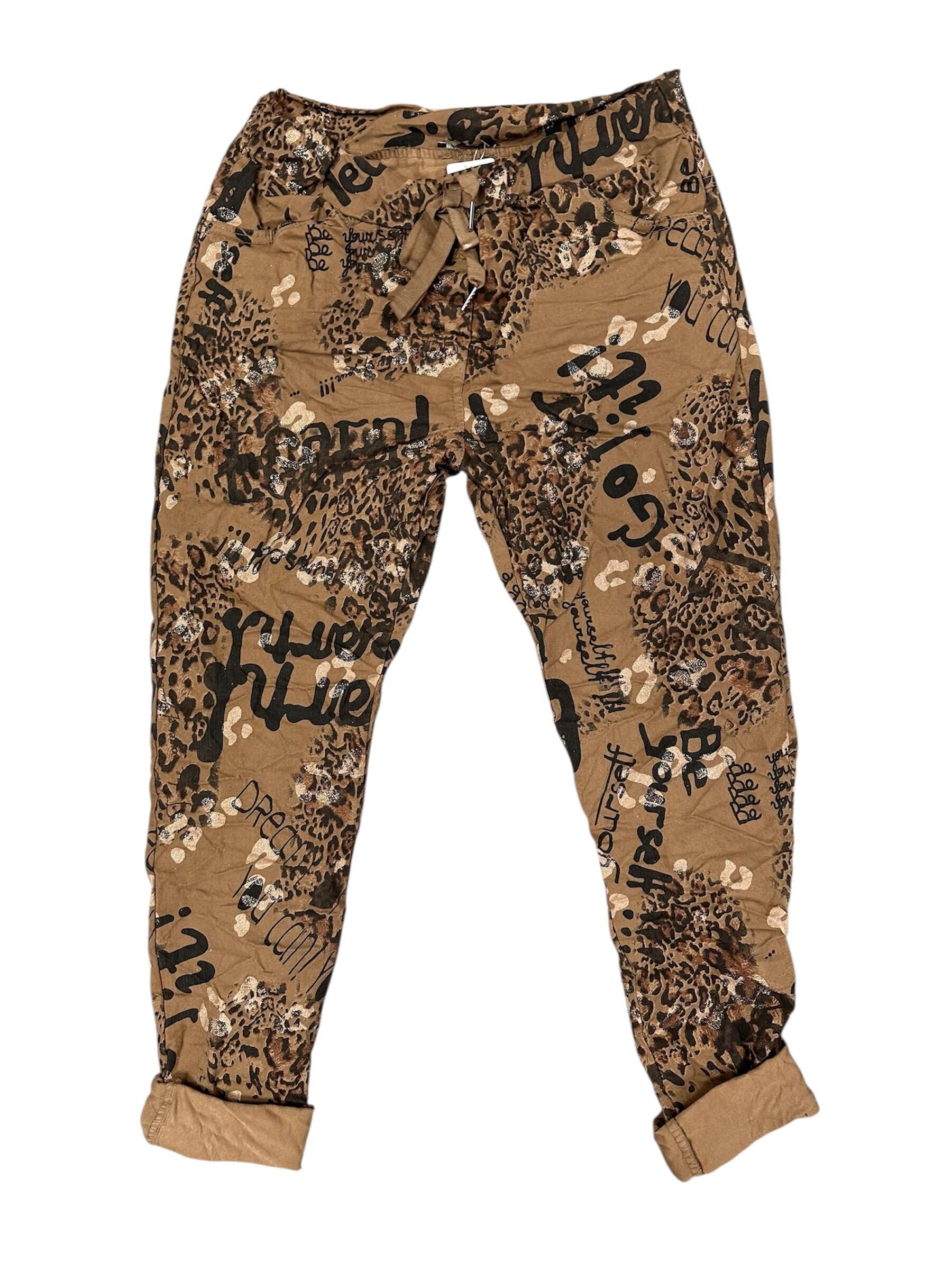 Pantalon motif léopard et écriture