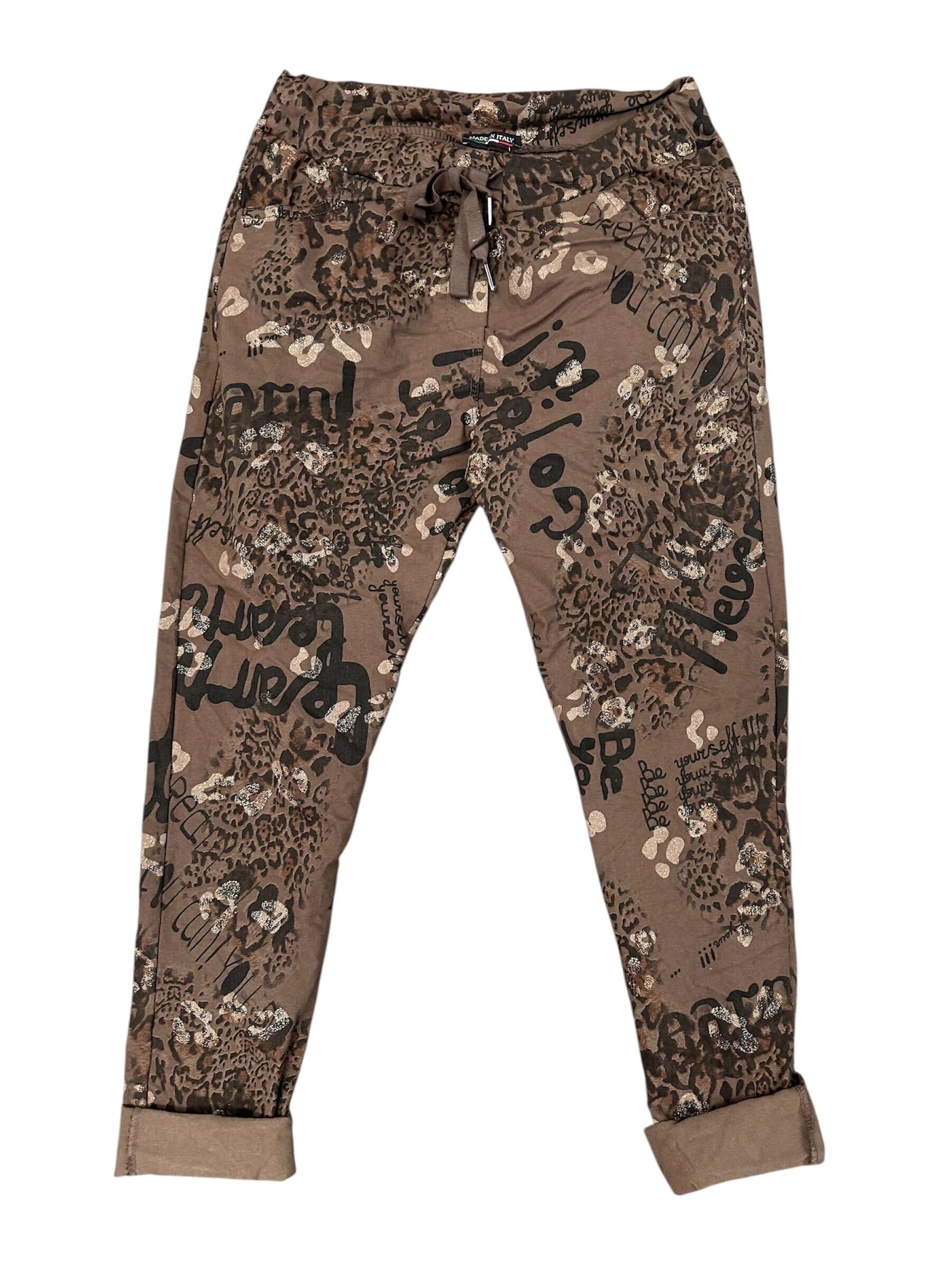 Pantalon motif léopard et écriture