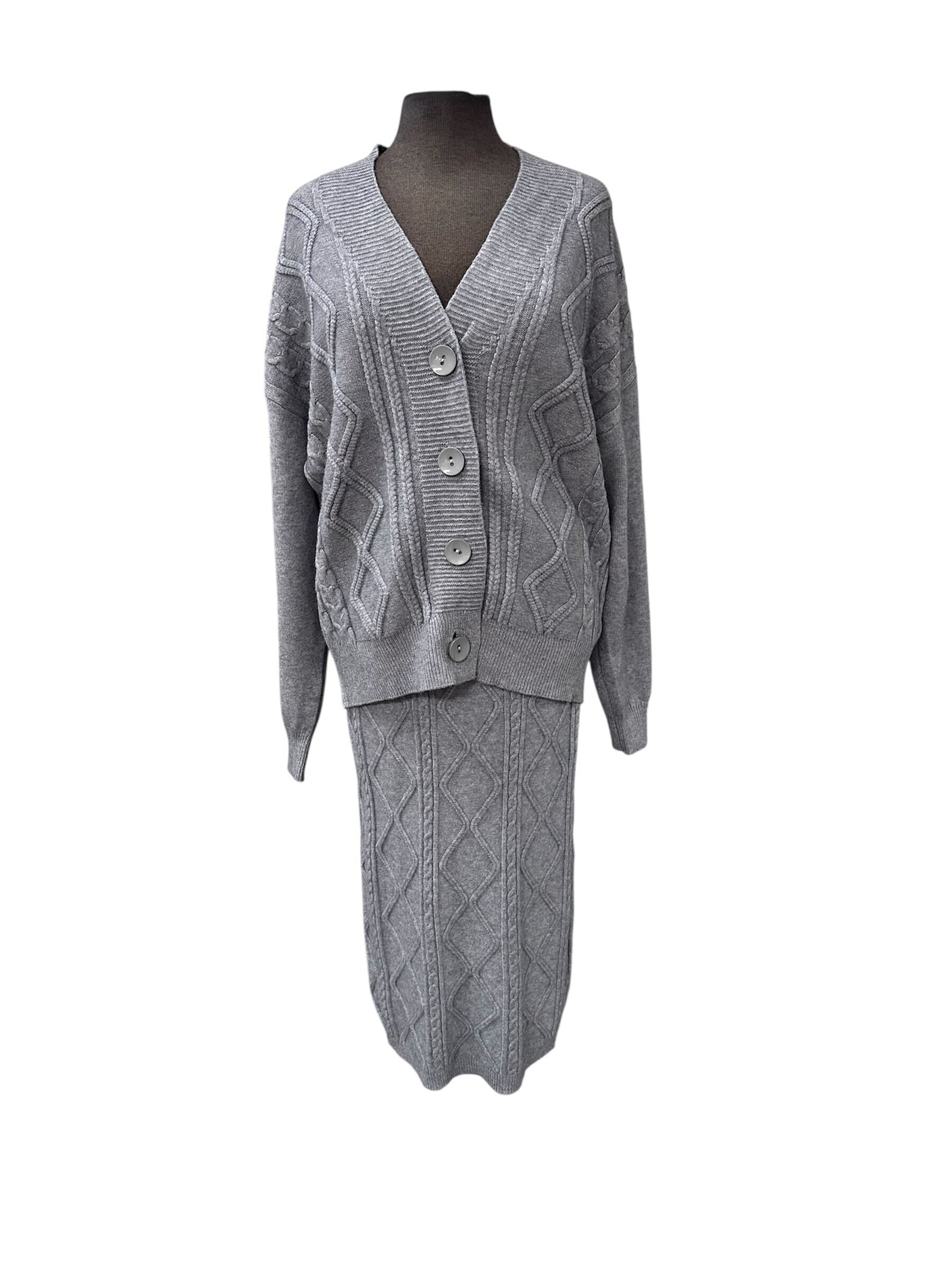 Ensemble cardigan et jupe de laine