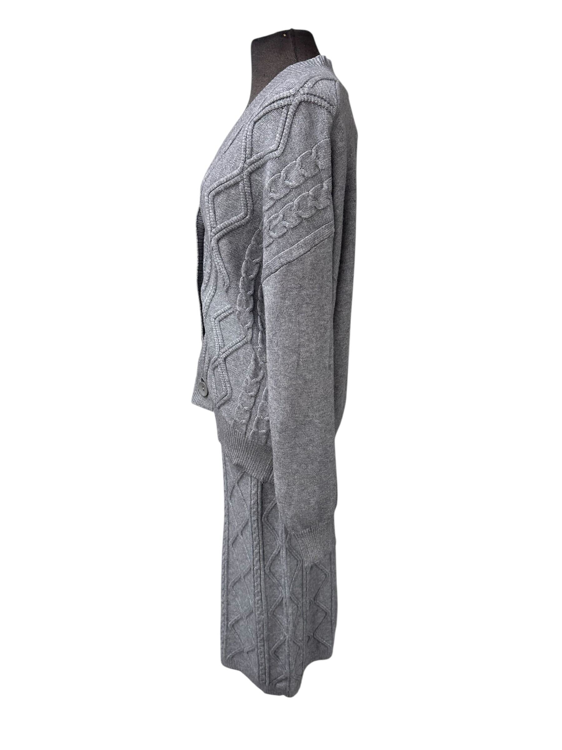 Ensemble cardigan et jupe de laine