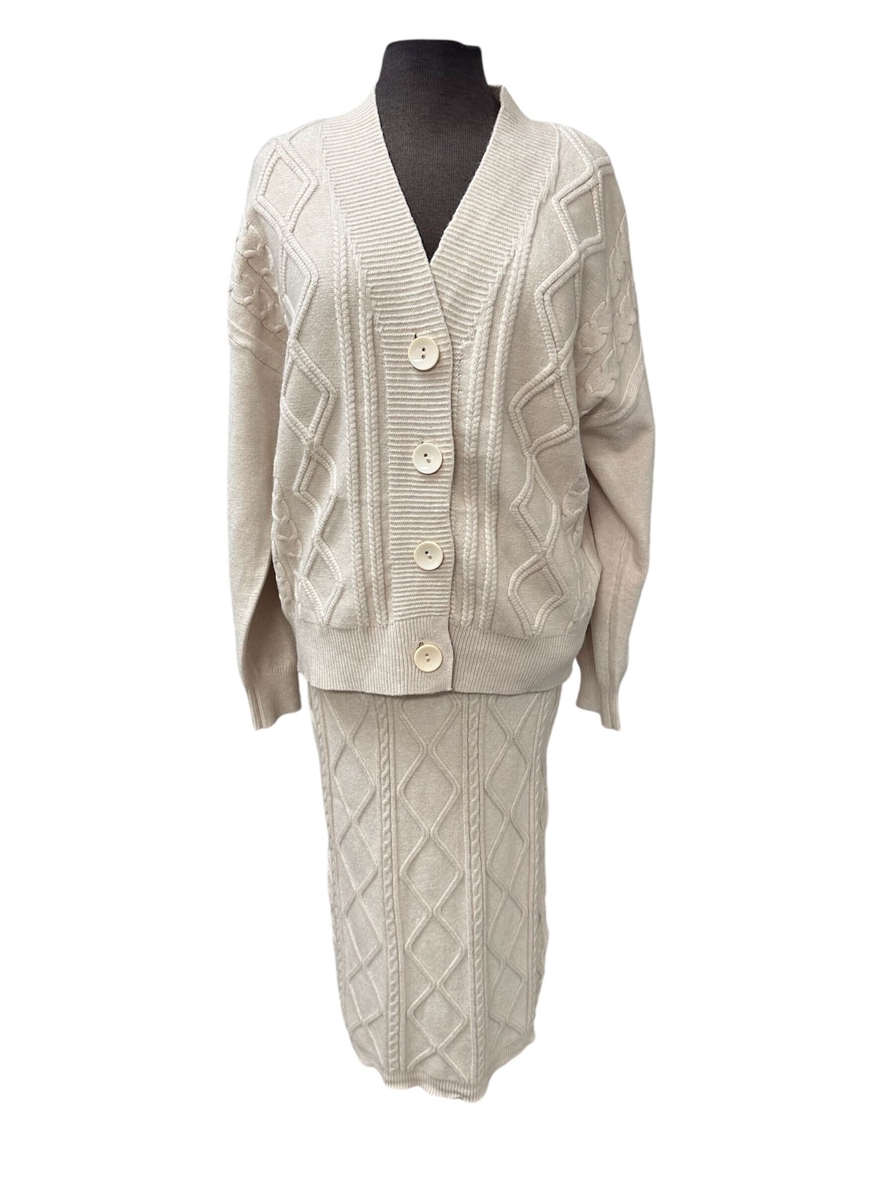 Ensemble cardigan et jupe de laine