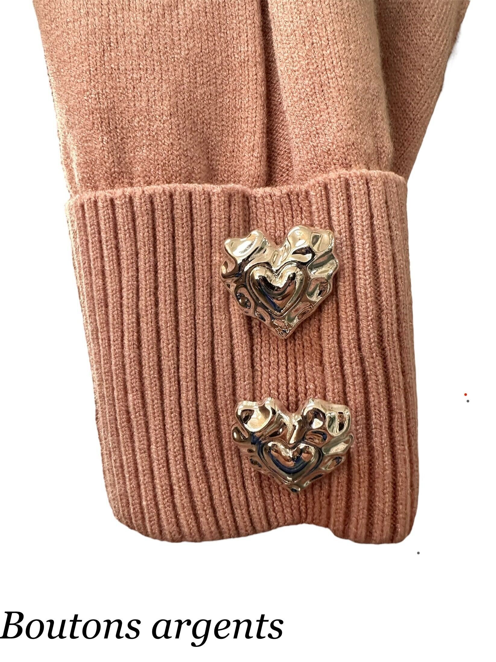 Chandail avec boutons coeur sur les poignets