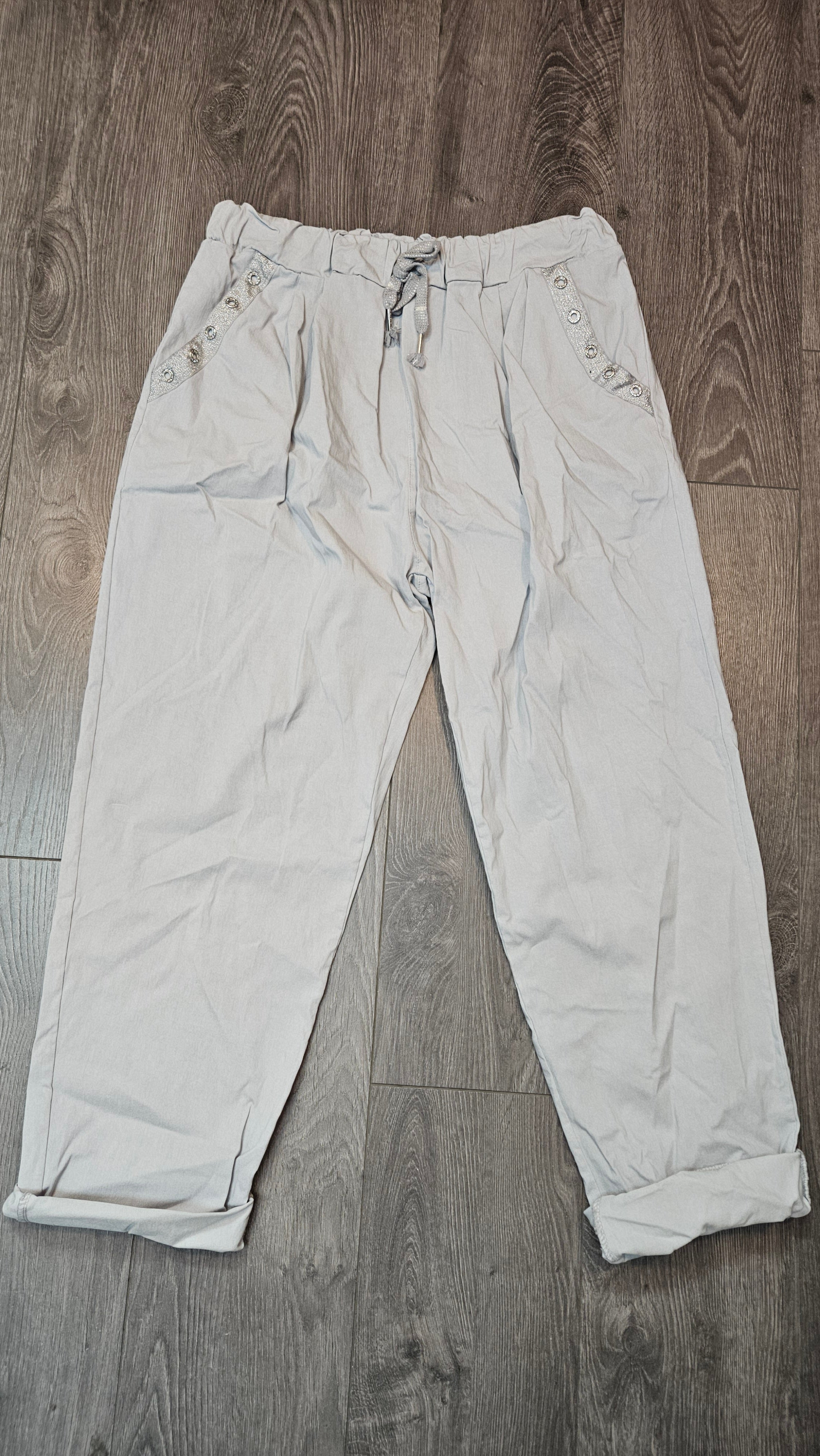 Pantalon magique avec boutons brillants