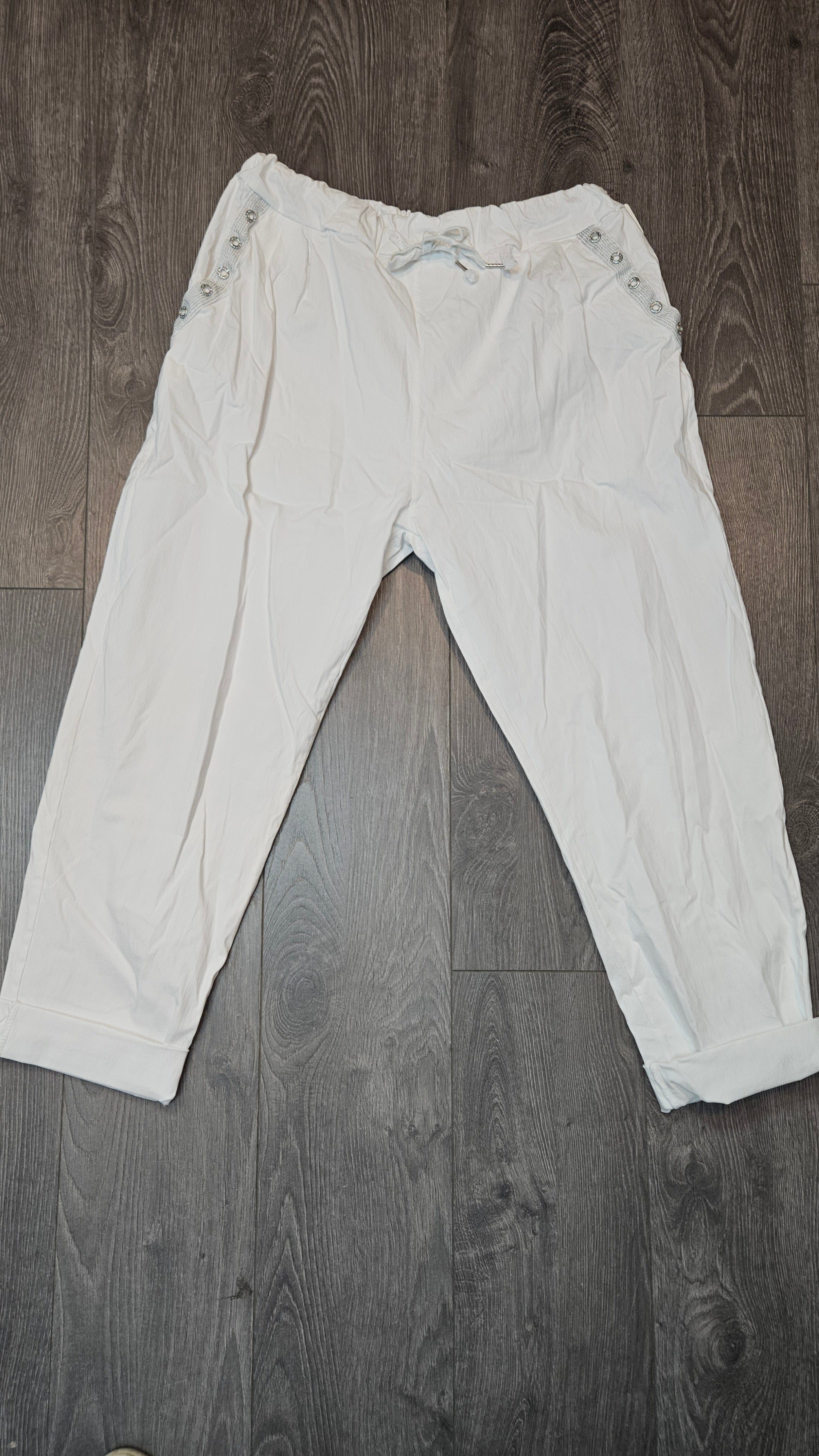 Pantalon magique avec boutons brillants