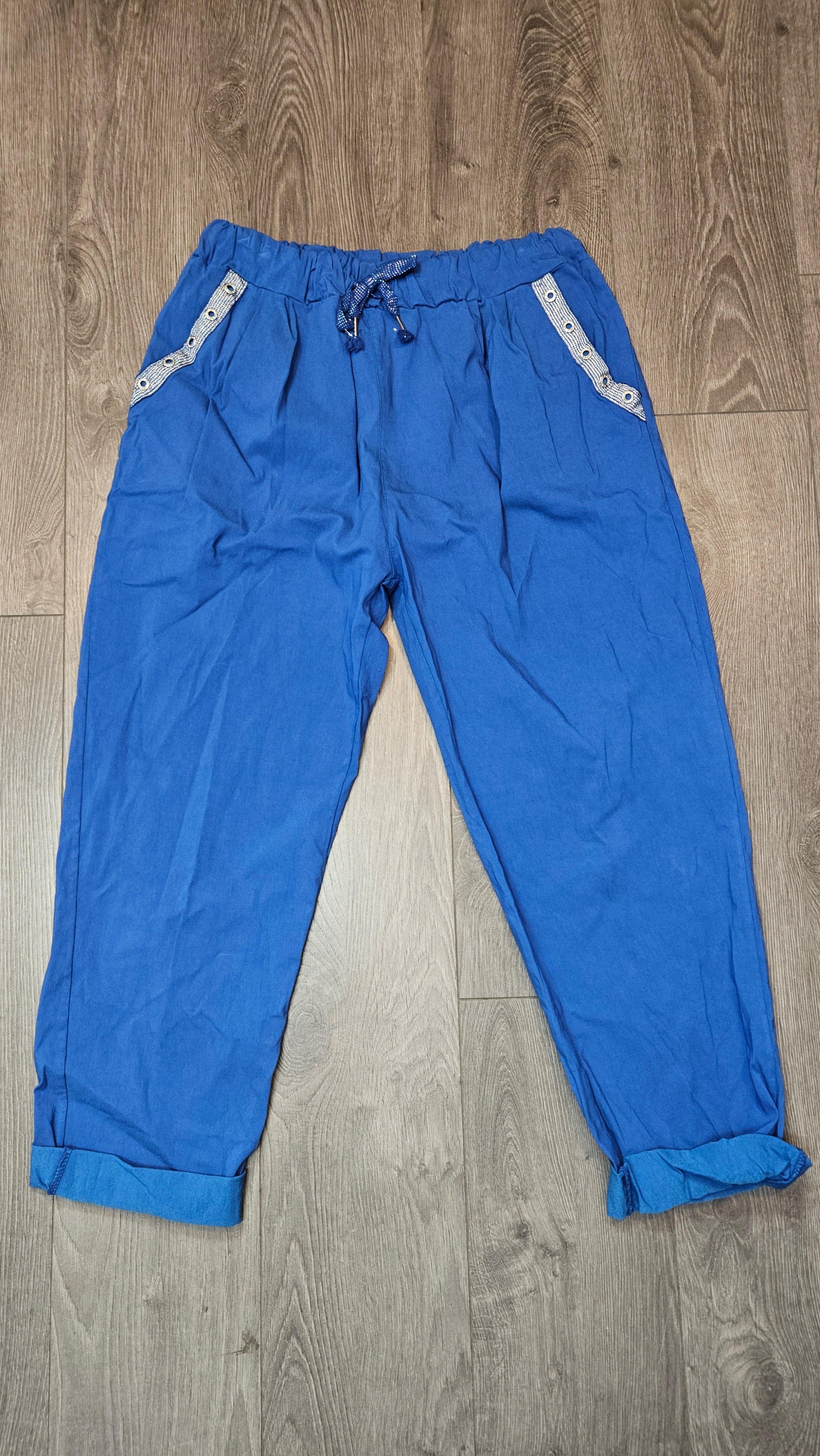 Pantalon magique avec boutons brillants