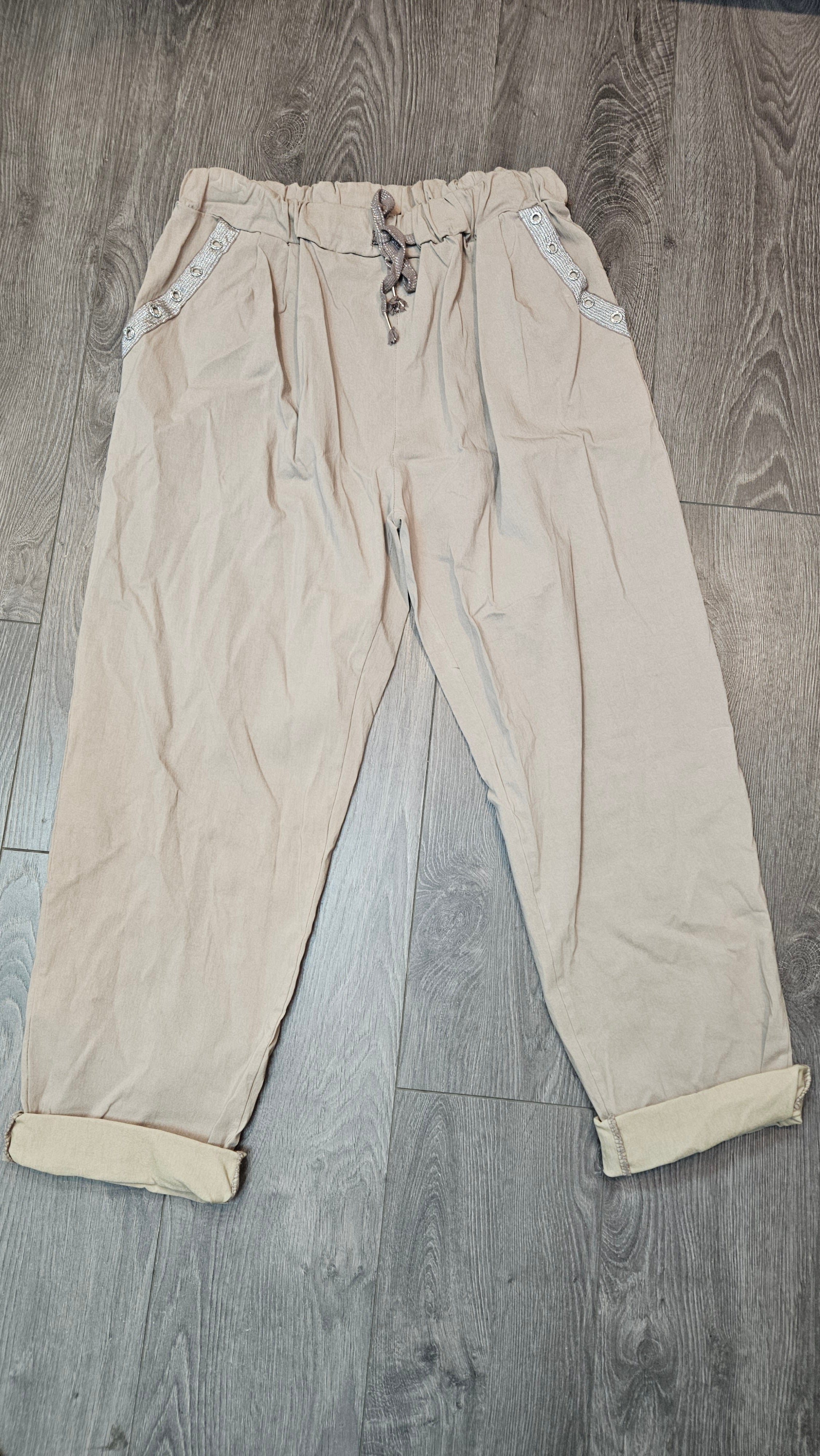 Pantalon magique avec boutons brillants