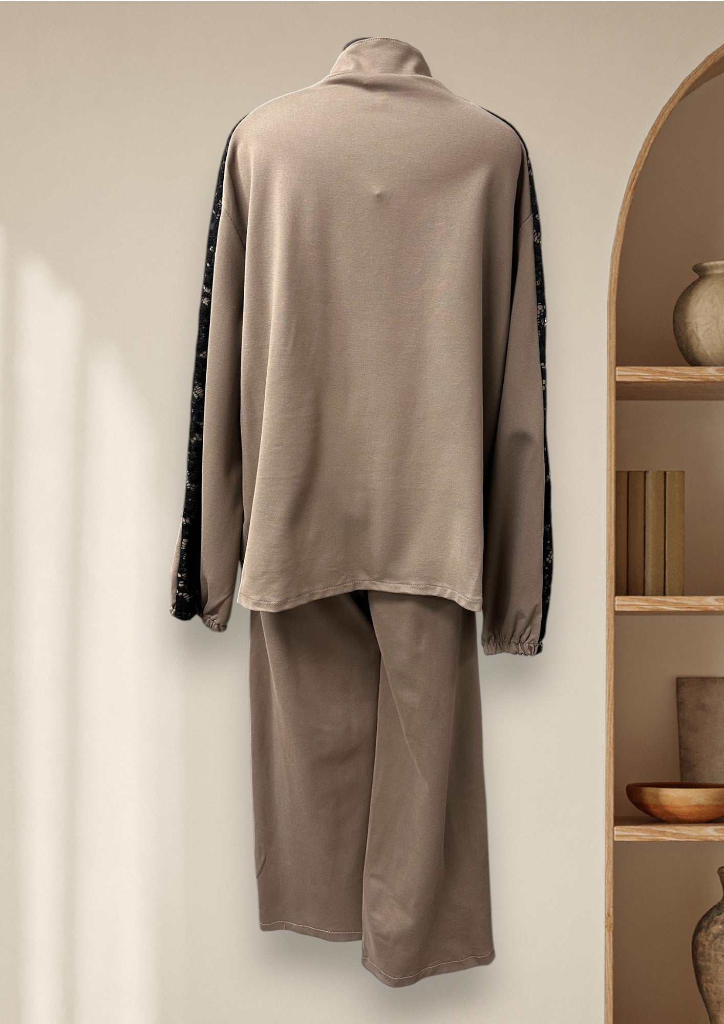 Ensemble 2 pièces (veste et pantalon) avec détails de dentelle