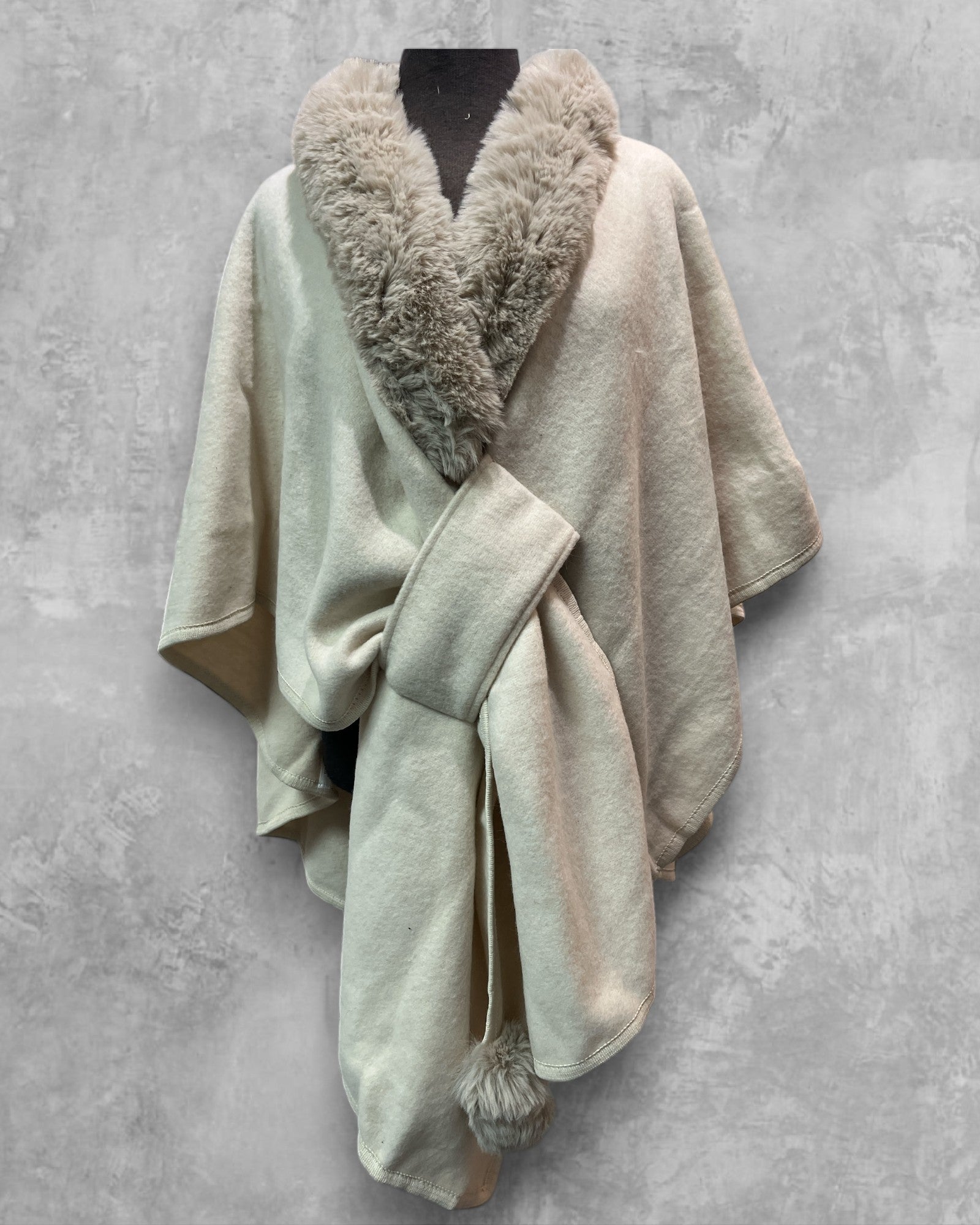 Poncho Cape (Fausse Fourrure Chauve-Souris)