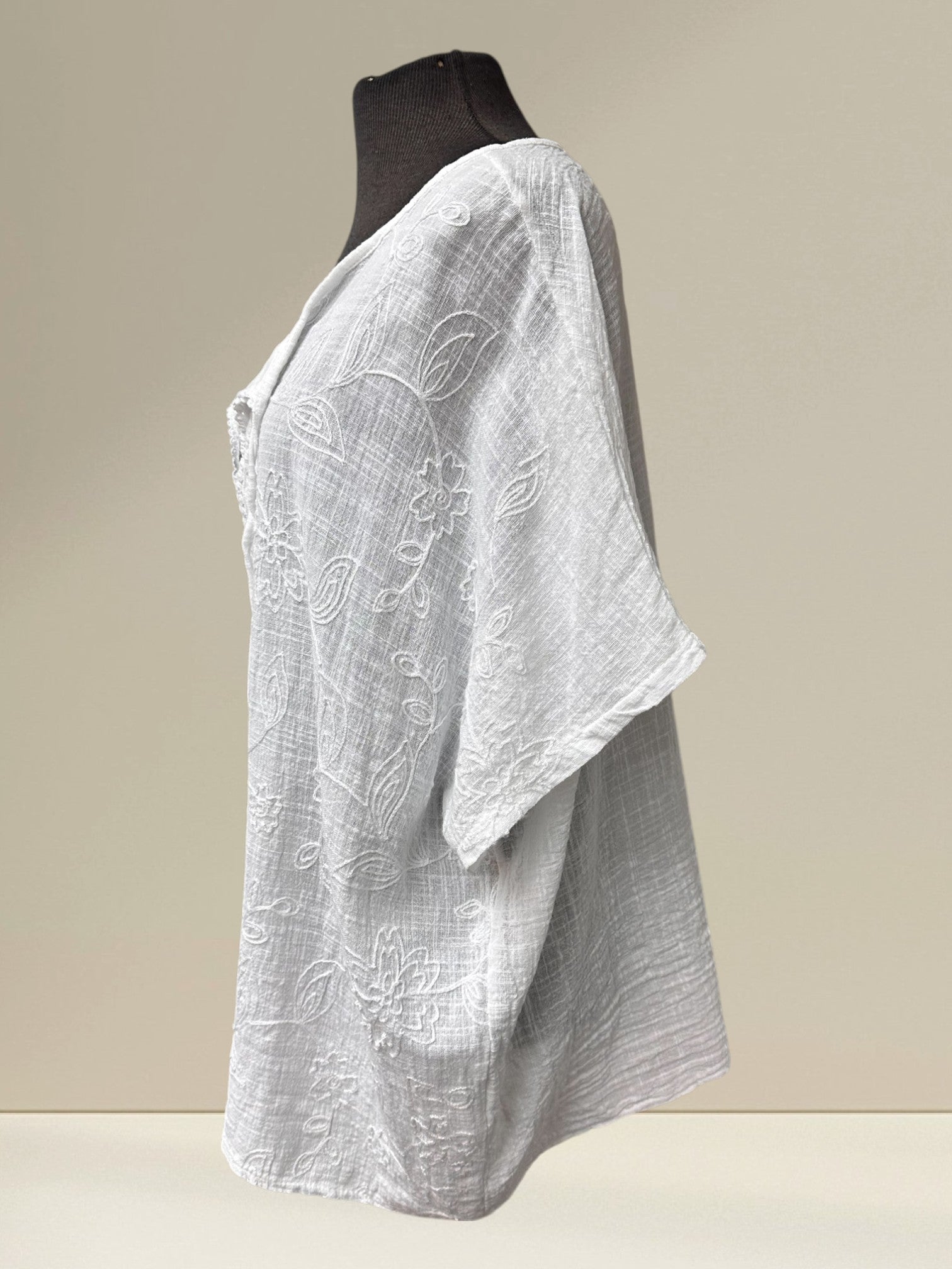 Blouse avec broderies et dentelle