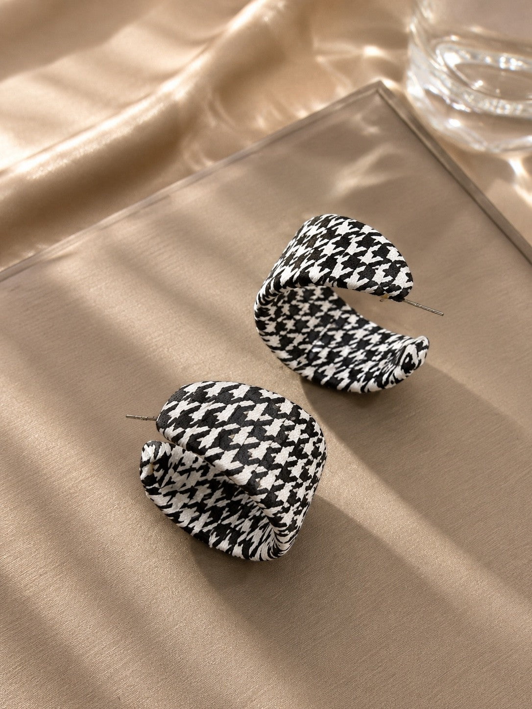 Boucle d'oreille à motif noir et blanc