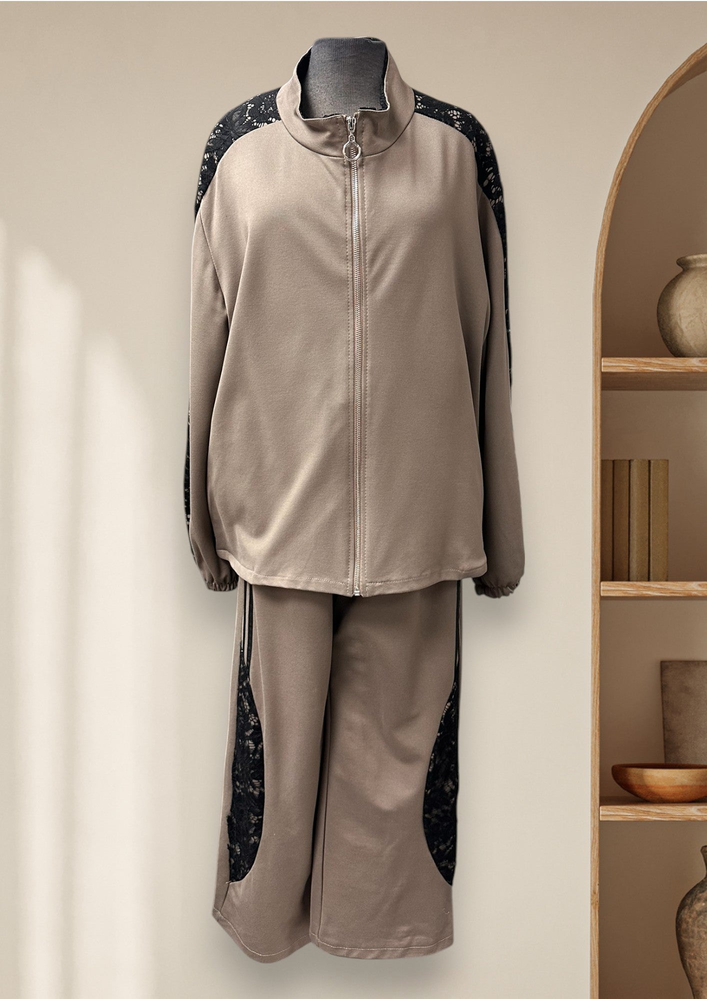 Ensemble 2 pièces (veste et pantalon) avec détails de dentelle