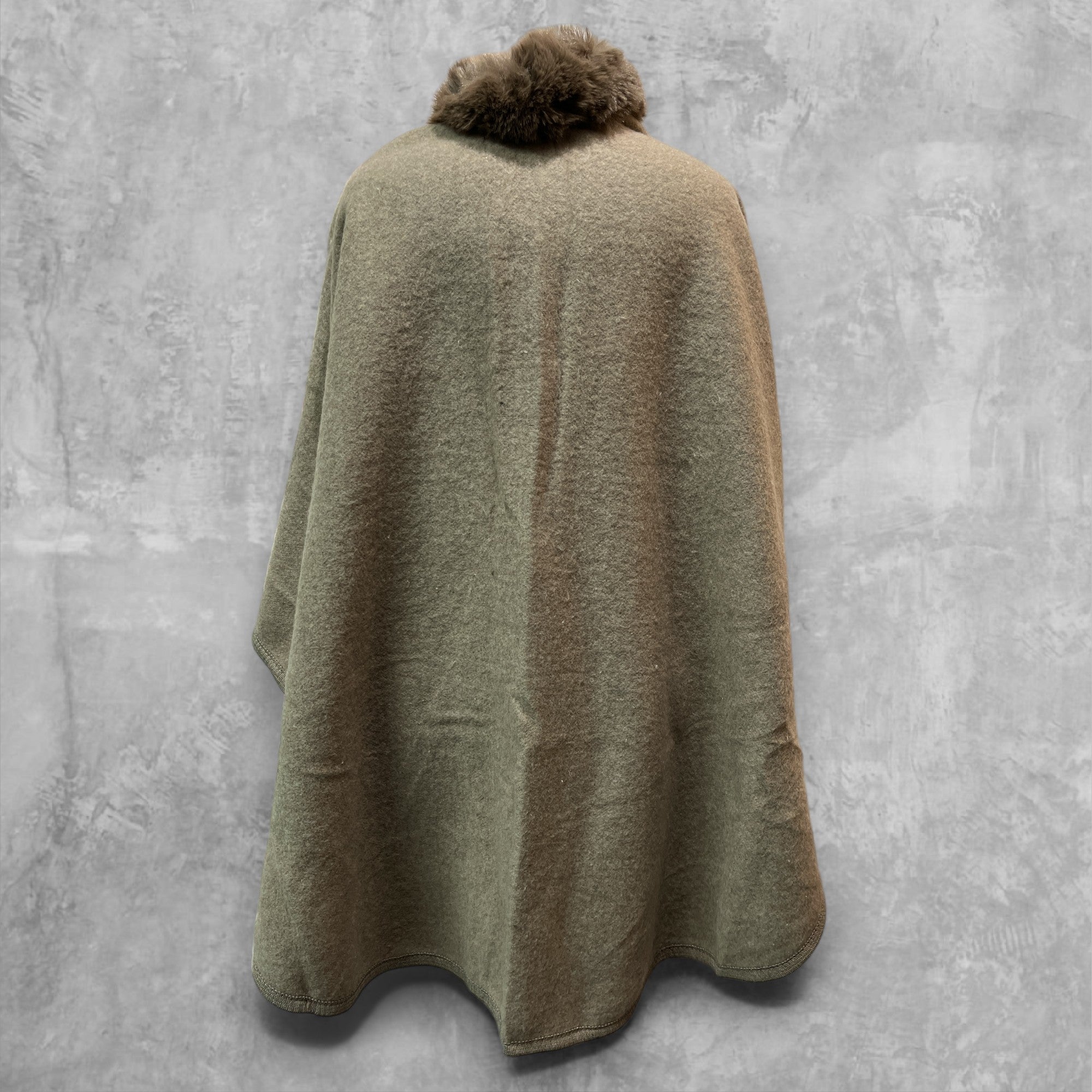 Poncho Cape (Fausse Fourrure Chauve-Souris)