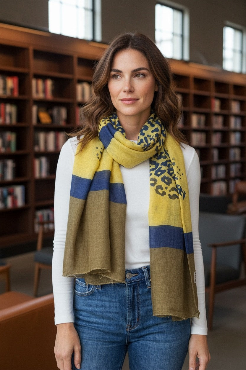 Foulard vert avec motif de guépard bleu