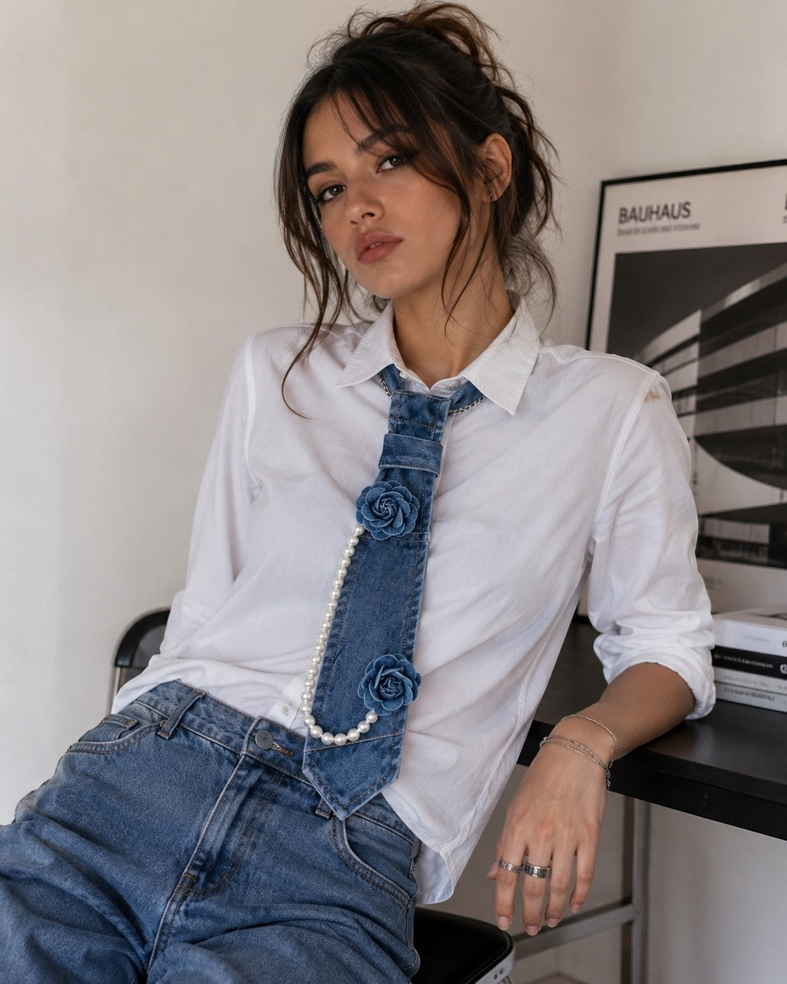 Cravate en jeans avec fleurs et perles
