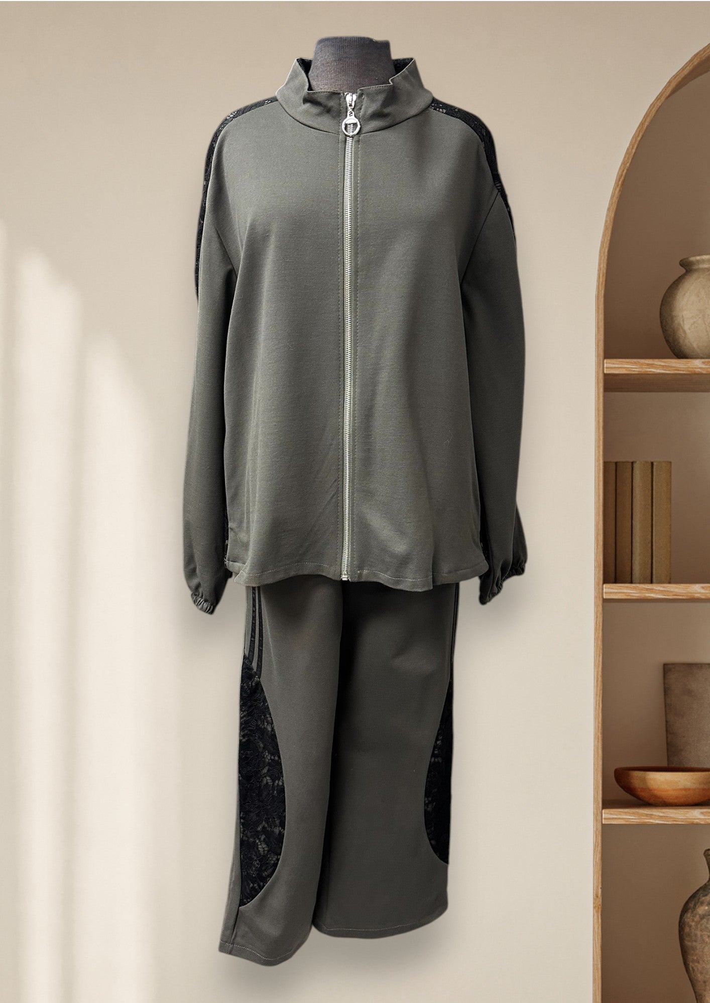 Ensemble 2 pièces (veste et pantalon) avec détails de dentelle