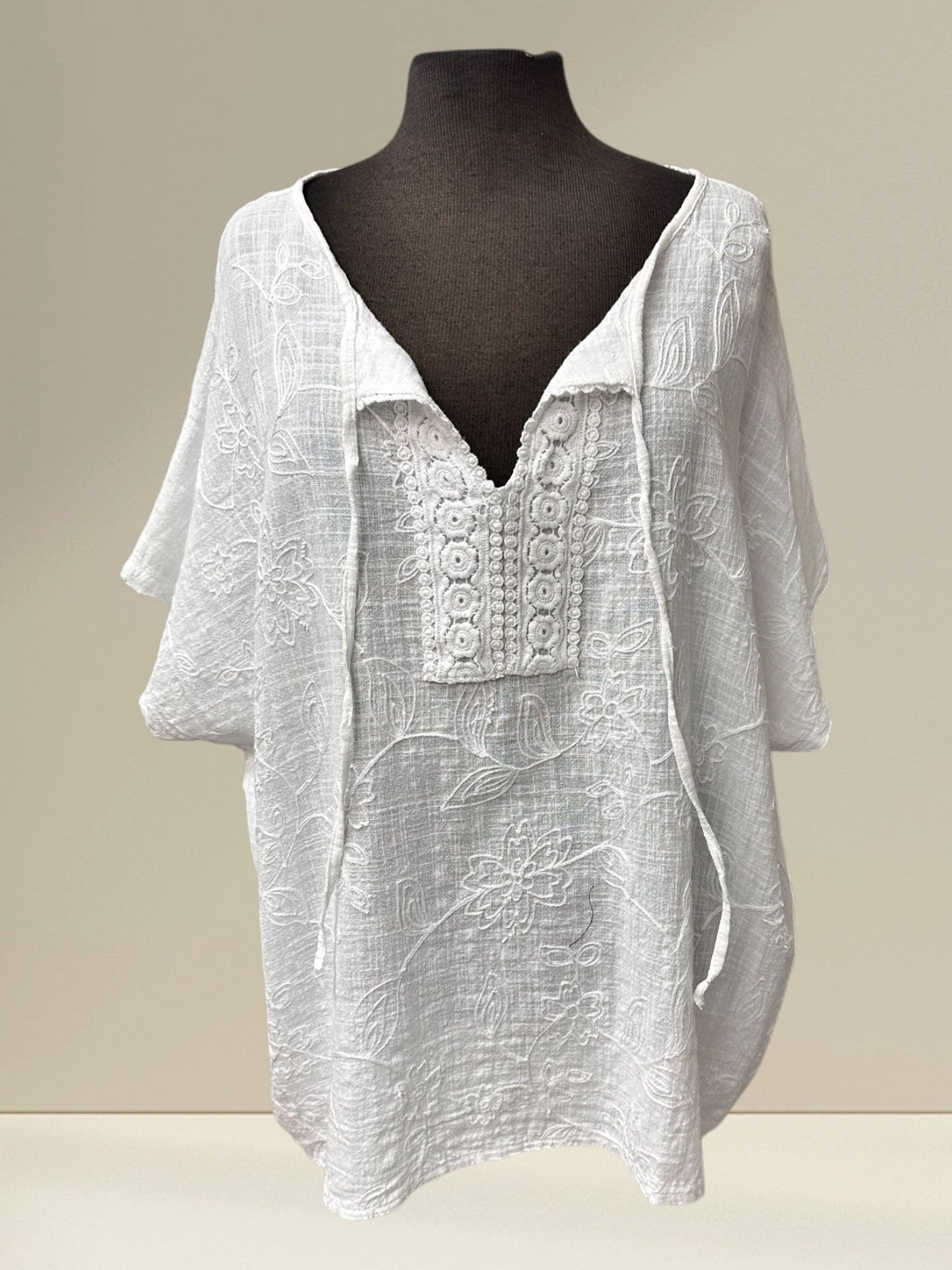 Blouse avec broderies et dentelle