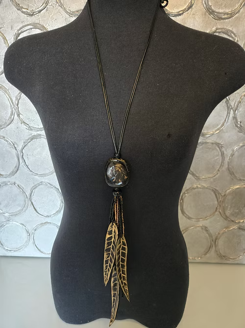 Collier en résine