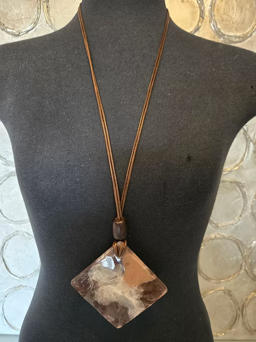 Collier en résine