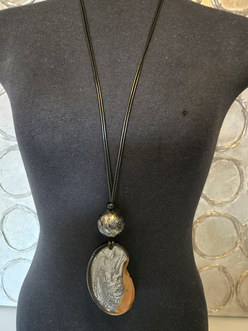 Collier en résine
