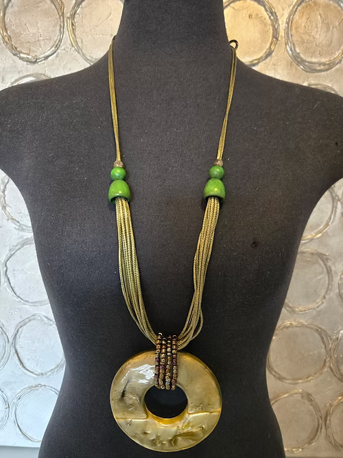 Collier en résine