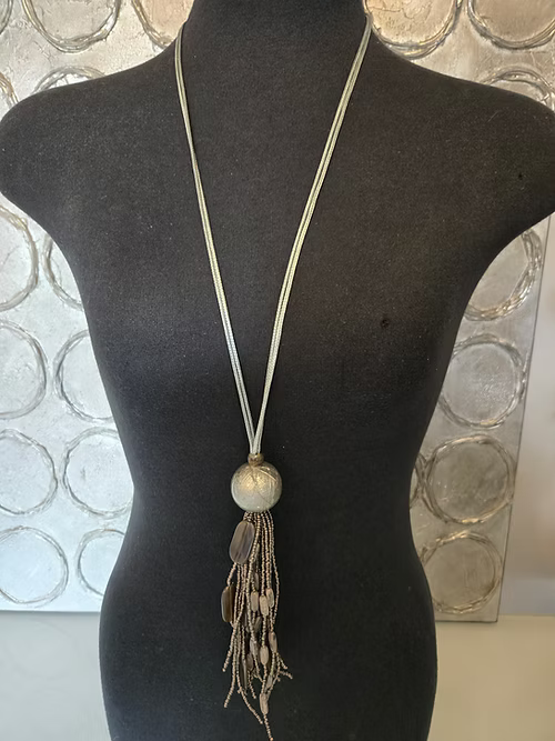 Collier en résine et bille