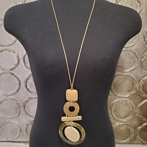 Collier en résine