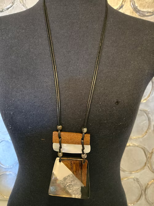 Collier en résine