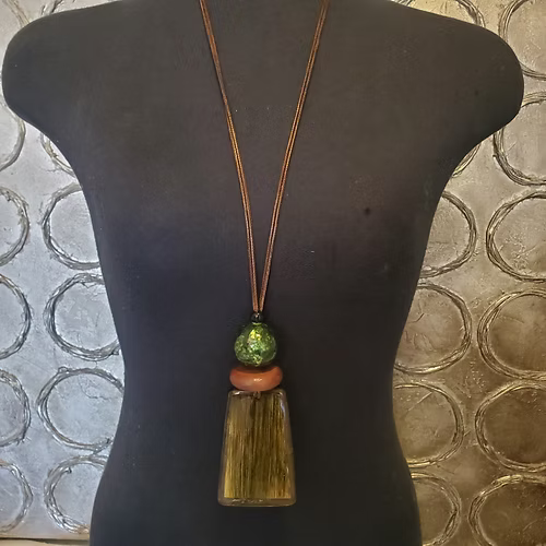 Collier en résine