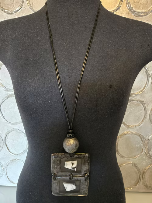 Collier en résine