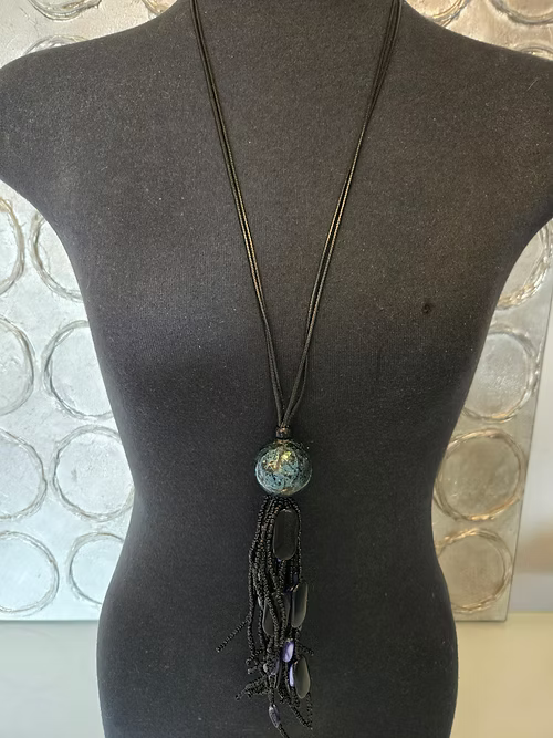 Collier en résine et bille