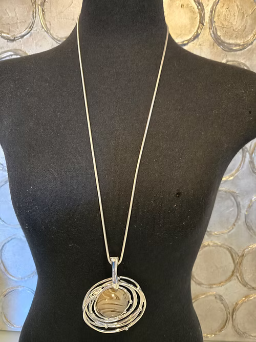 Collier en chaîne (pendentif avec pierre)