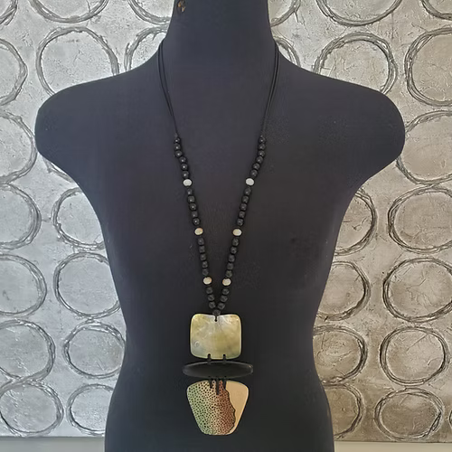 Collier en résine