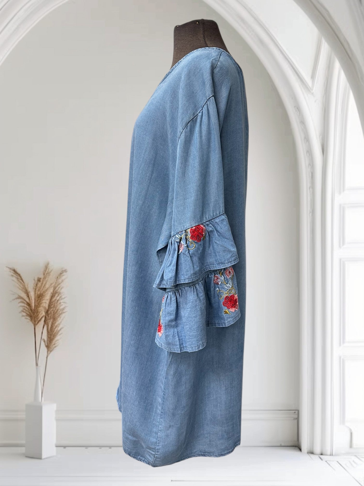 Robe en tencel (manches volants et broderies)