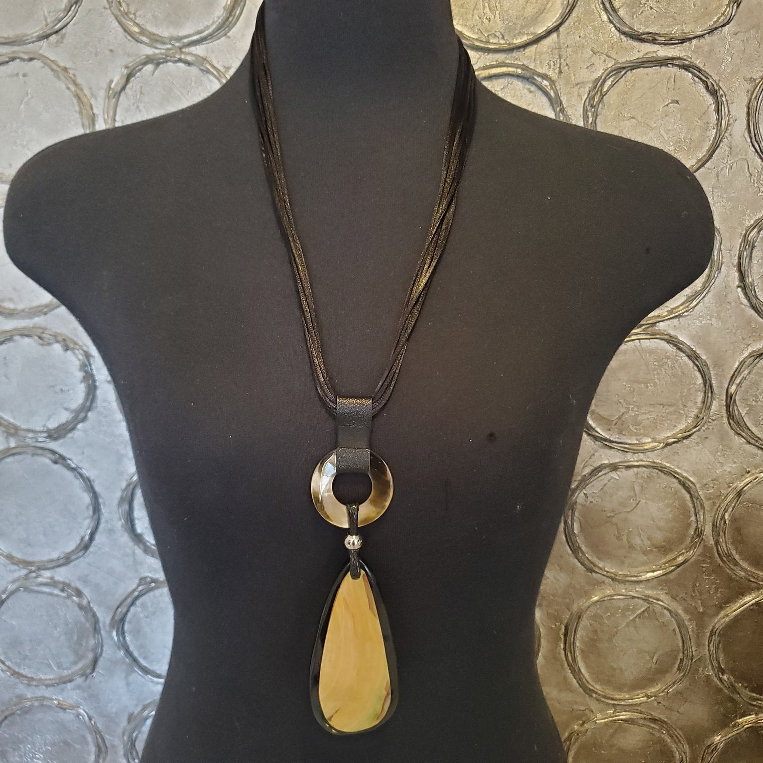 Collier en résine
