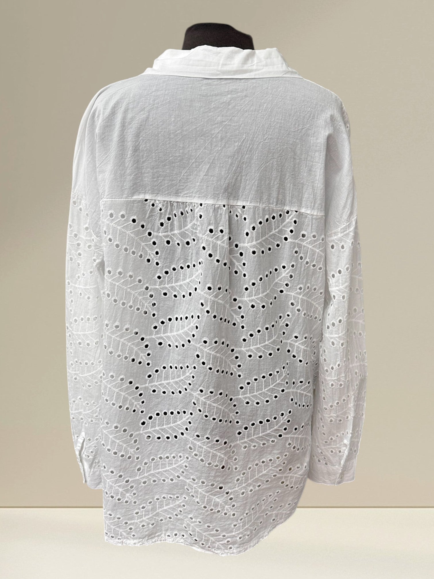 Blouse (motif de feuilles et trous)