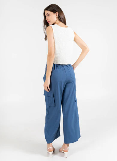 Pantalon cargo à plis sur les côtés (c'est moi)