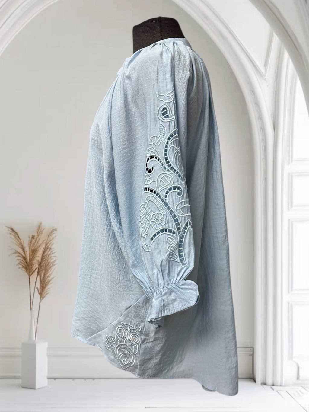 Blouse avec broderie sur la manche