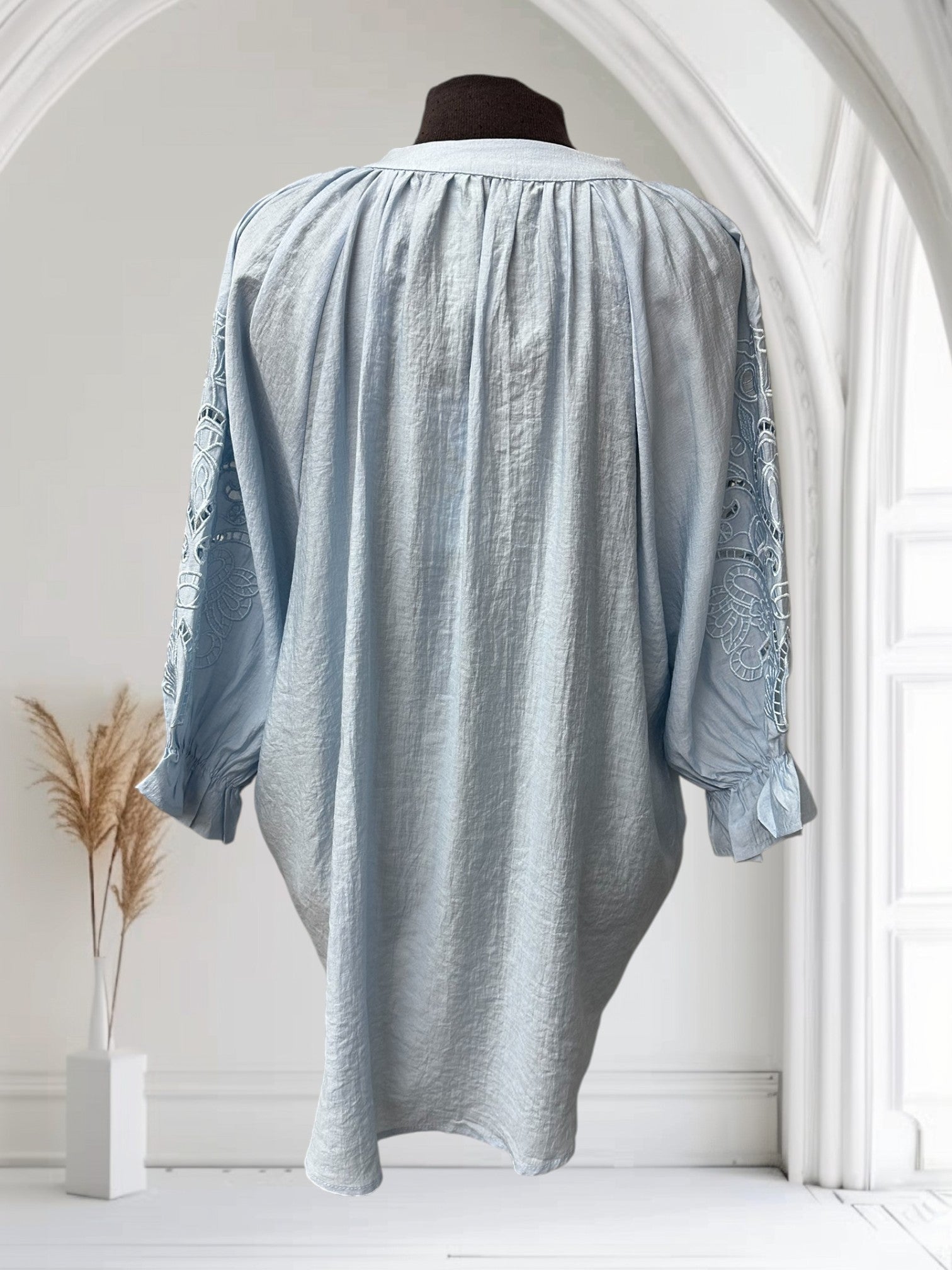 Blouse avec broderie sur la manche