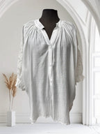 Blouse avec broderie sur la manche