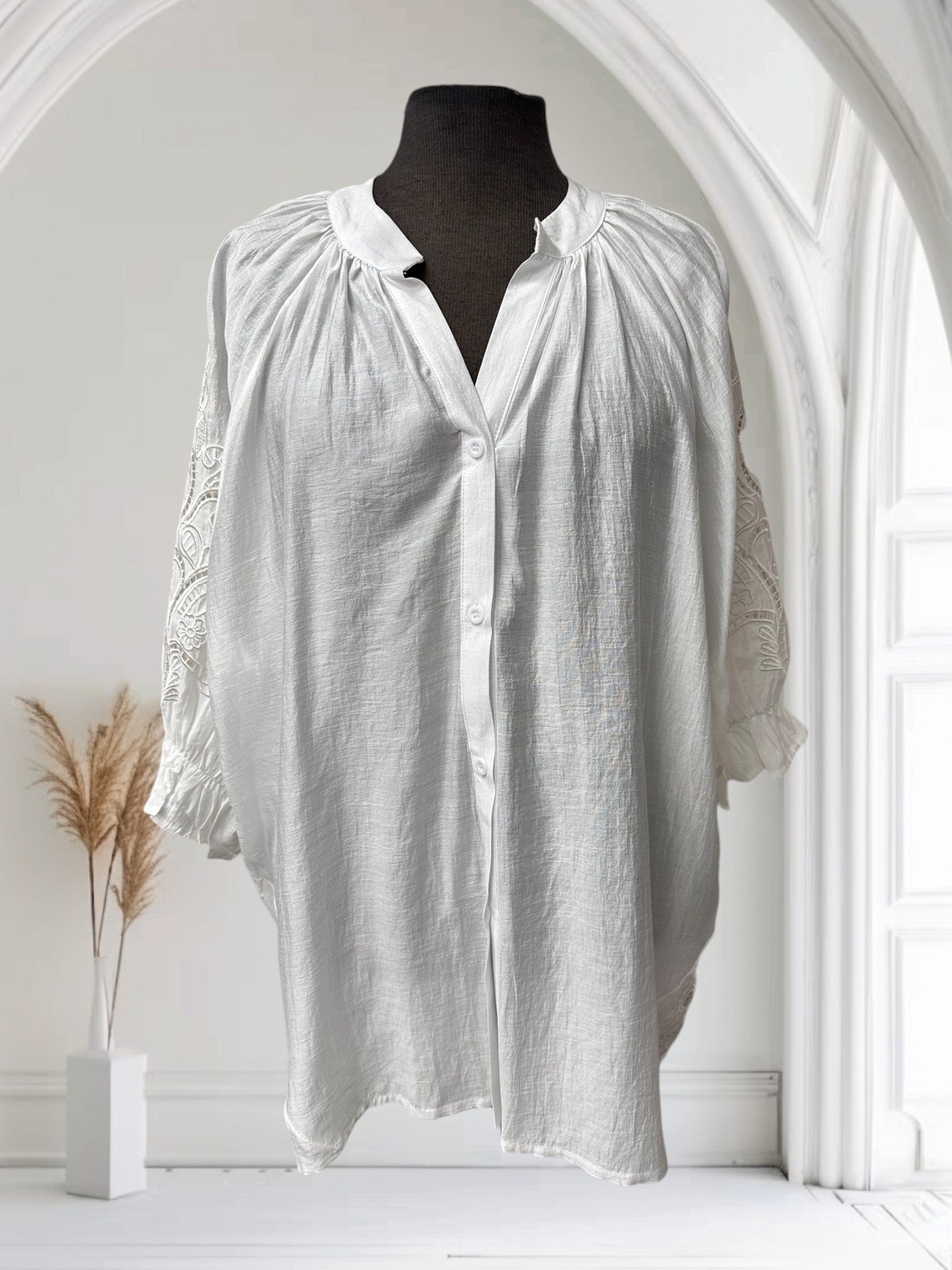 Blouse avec broderie sur la manche